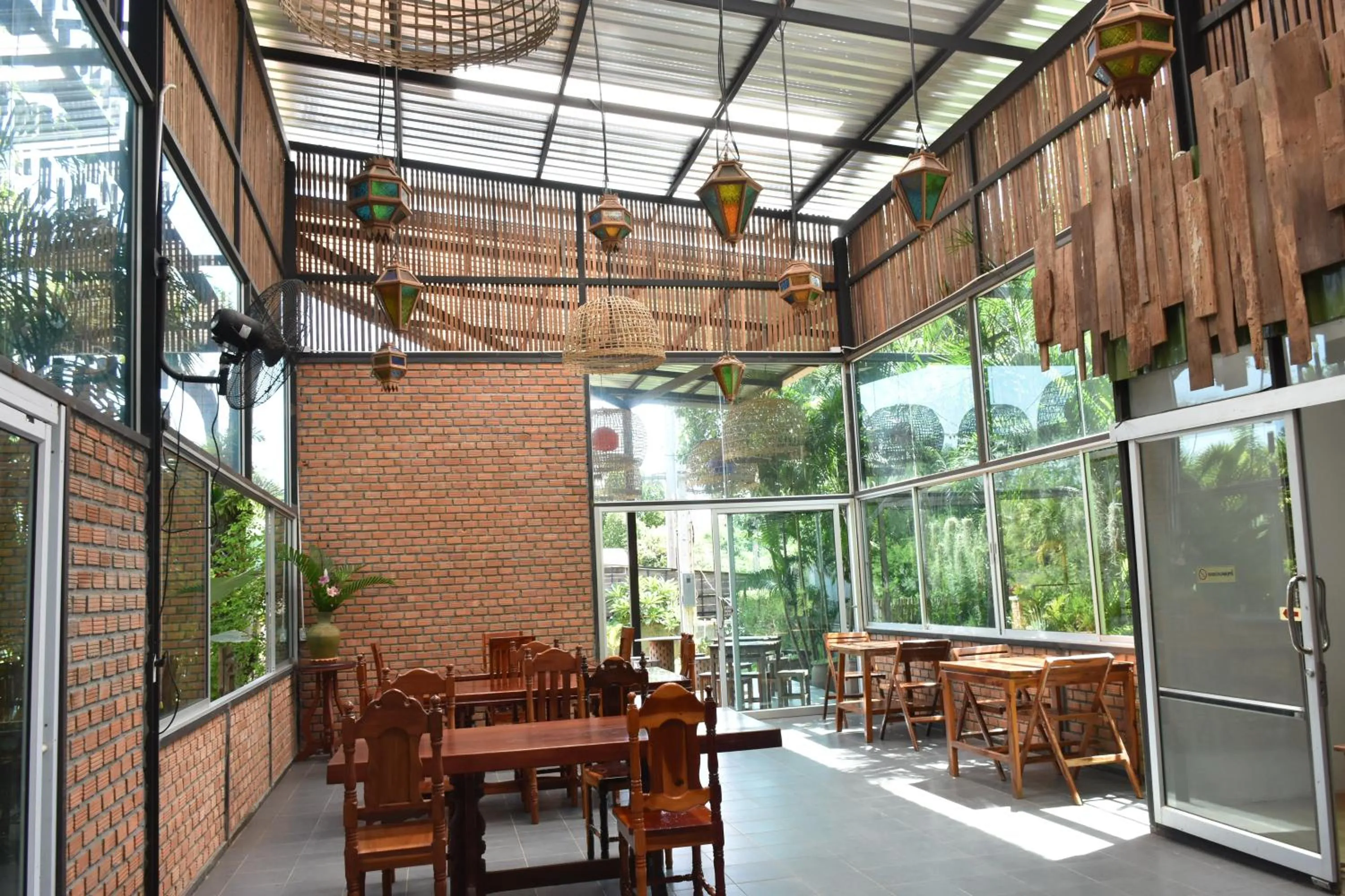 Restaurant/places to eat in Hug Sakhonnakhon Hotel