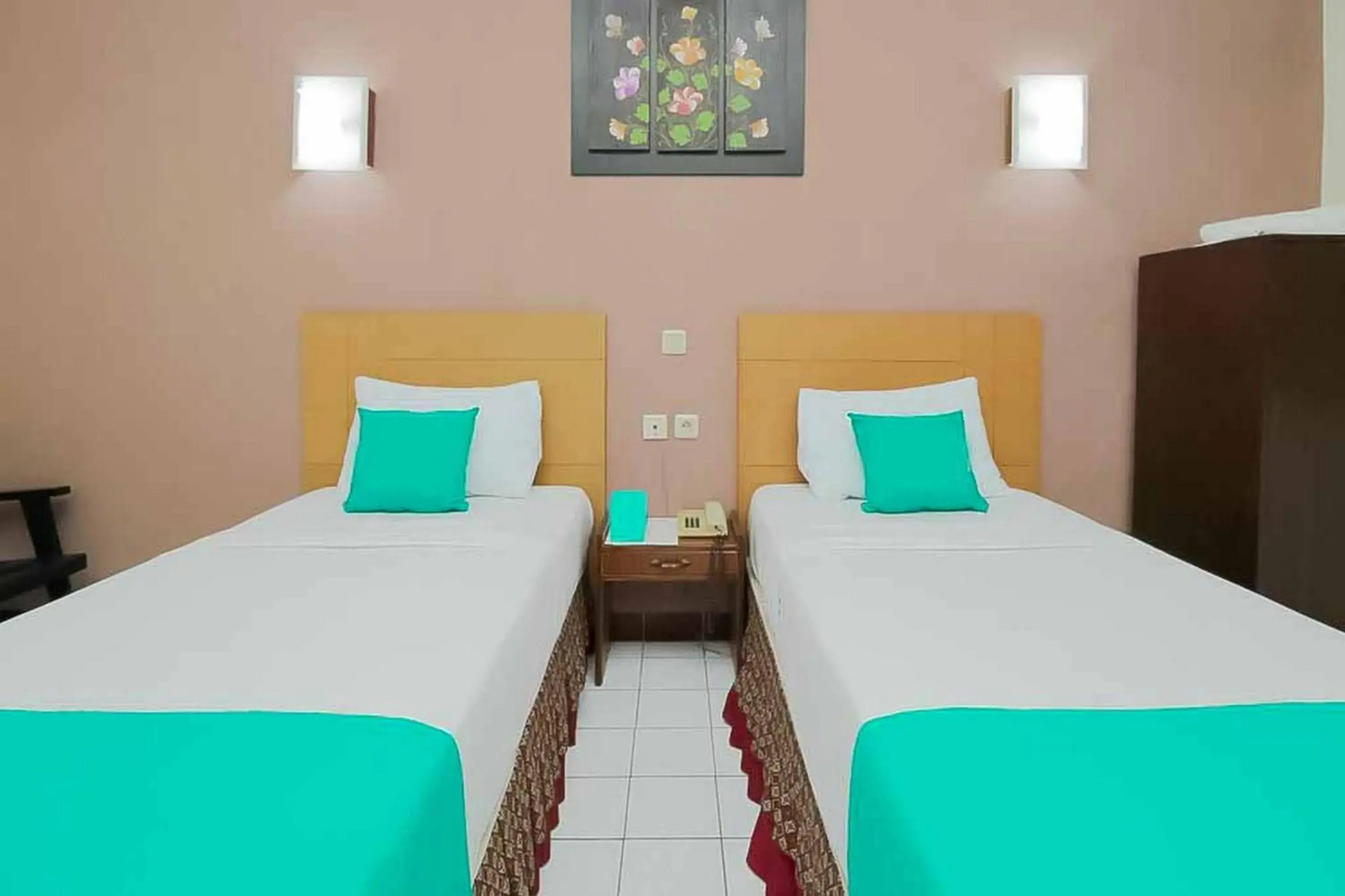Deluxe Twin Room in Hotel Lestari Near Lippo Plaza Mall Jember Deluxe Twin Room in Hotel Lestari Near Lippo Plaza Mall Jember