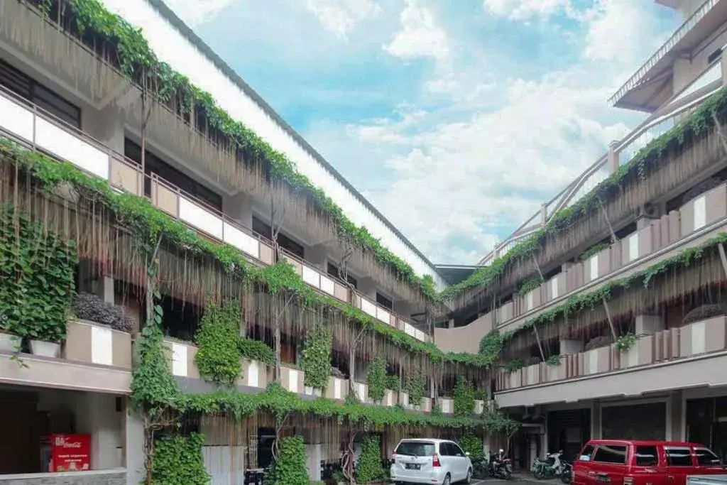 Facade/entrance in Hotel Lestari Near Lippo Plaza Mall Jember Facade/entrance in Hotel Lestari Near Lippo Plaza Mall Jember