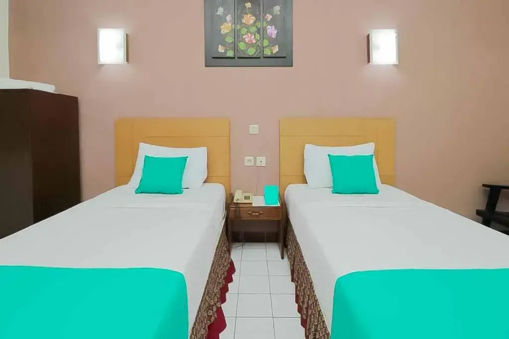 Bedroom, Bed in Hotel Lestari Near Lippo Plaza Mall Jember Bedroom, Bed in Hotel Lestari Near Lippo Plaza Mall Jember