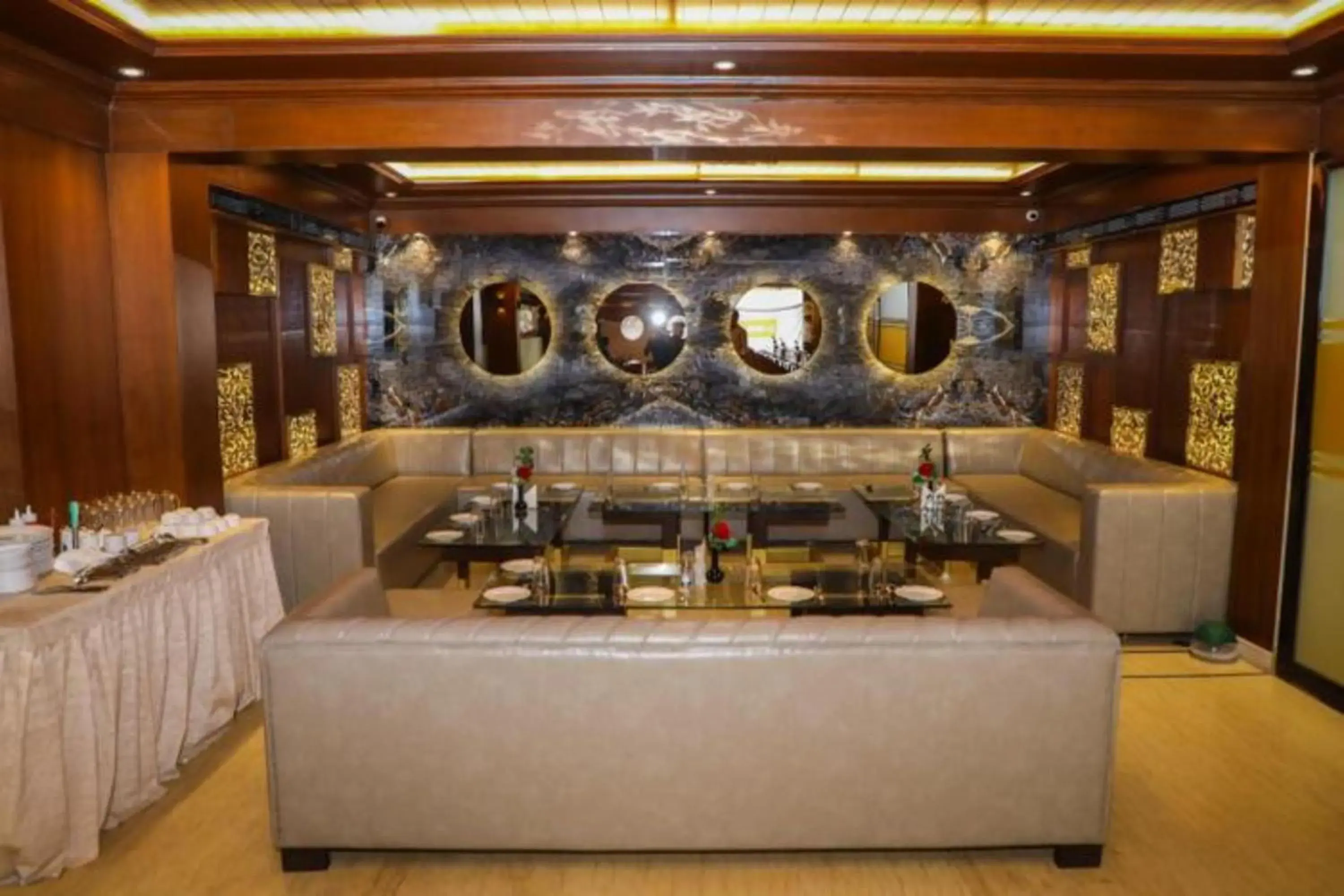 Restaurant/places to eat in Hotel Golden - I Restaurant/places to eat in Hotel Golden - I