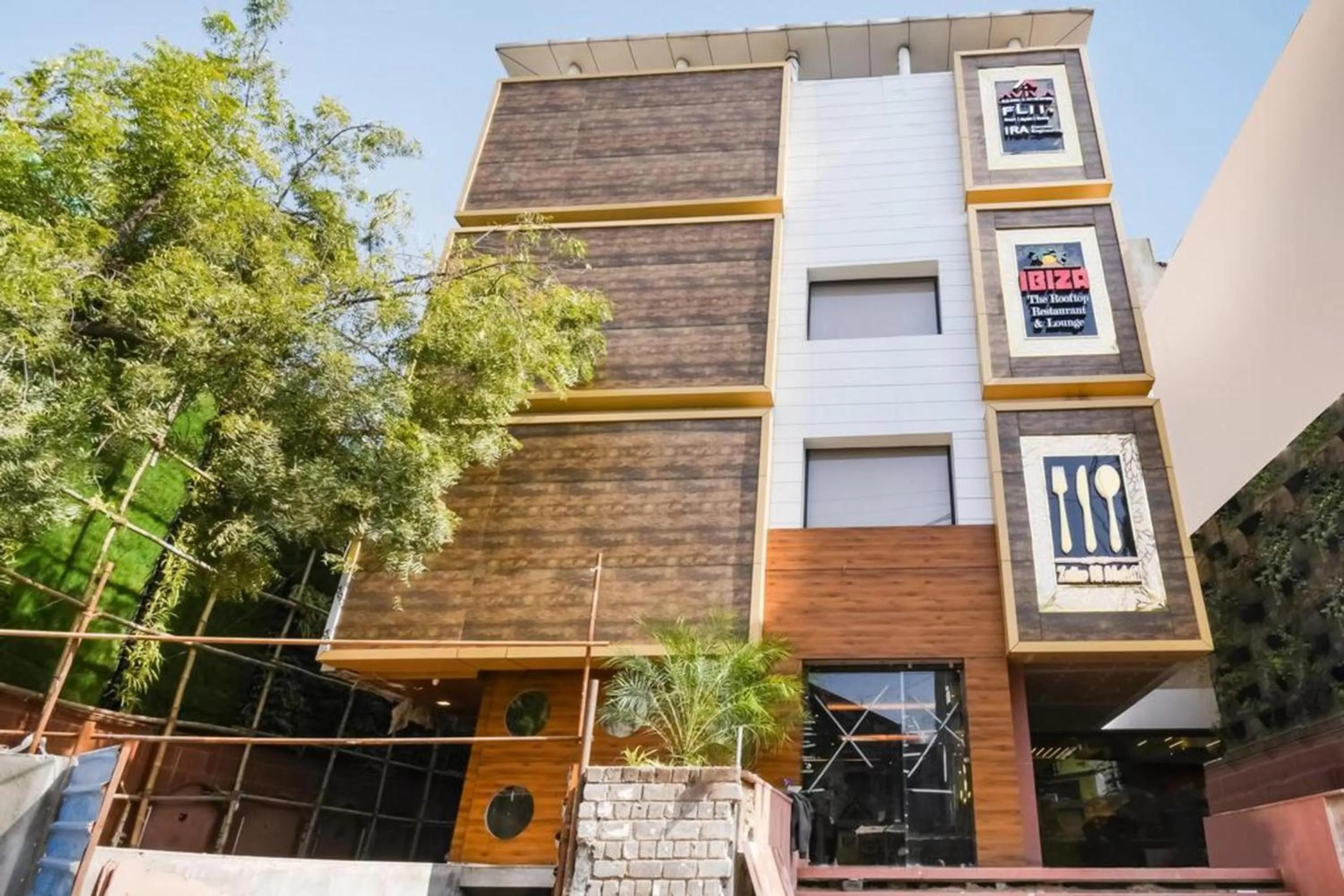 Facade/entrance in Hotel Golden - I