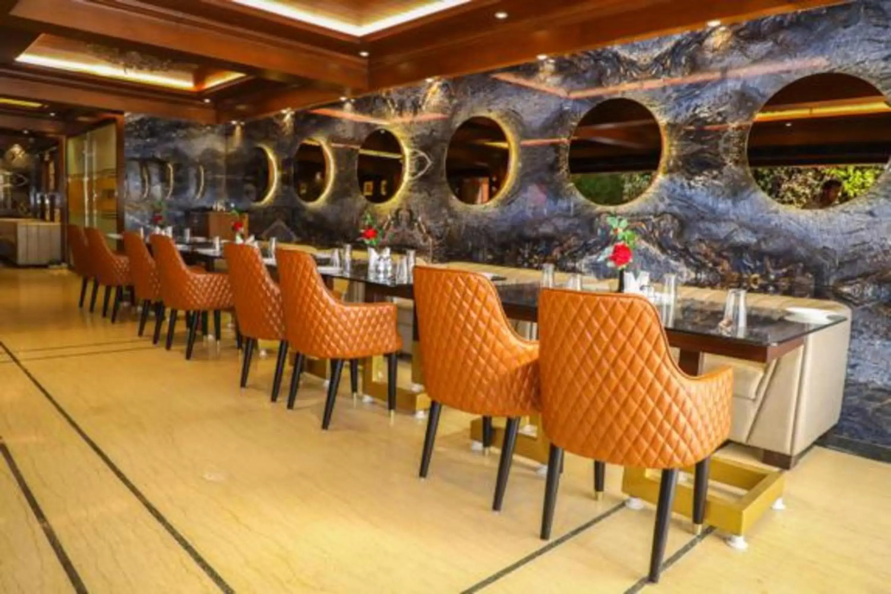 Restaurant/places to eat in Hotel Golden - I Restaurant/places to eat in Hotel Golden - I