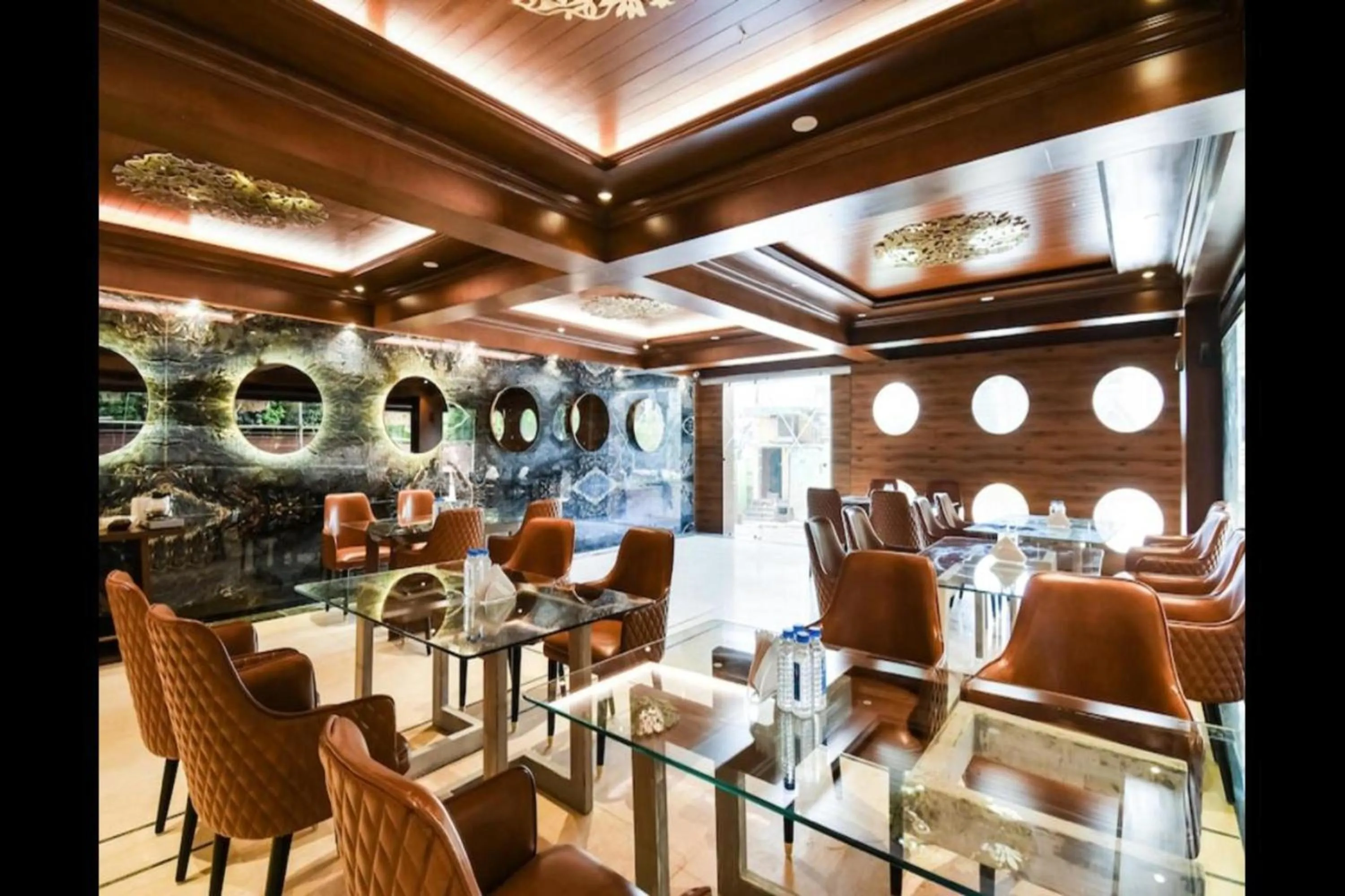 Restaurant/places to eat in Hotel Golden - I