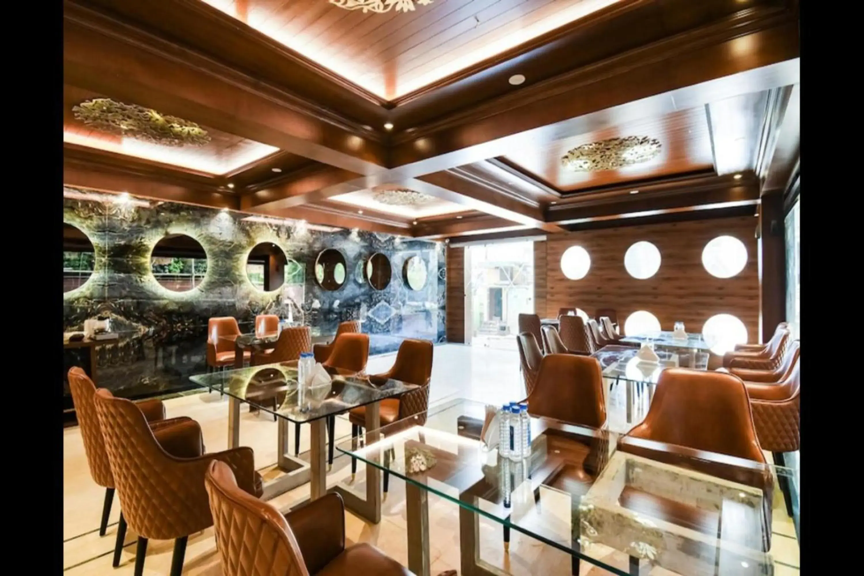 Restaurant/places to eat in Hotel Golden - I Restaurant/places to eat in Hotel Golden - I