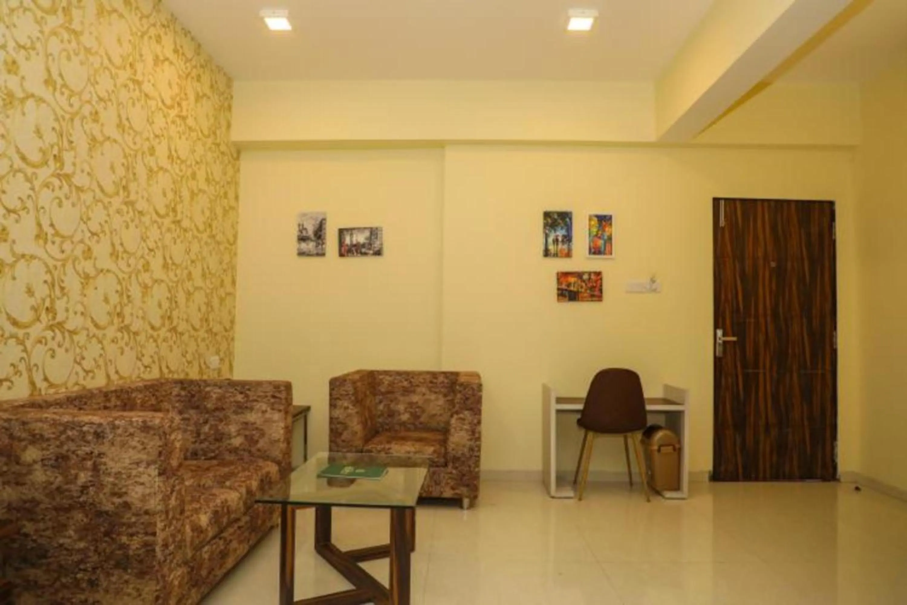 Seating area in Hotel Golden - I