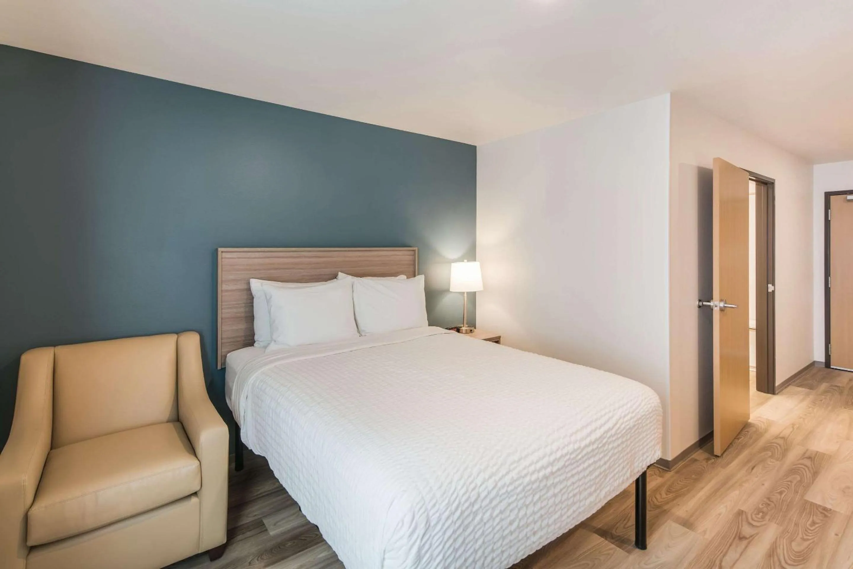 Photo of the whole room, Bed in WoodSpring Suites Tri-Cities Richland