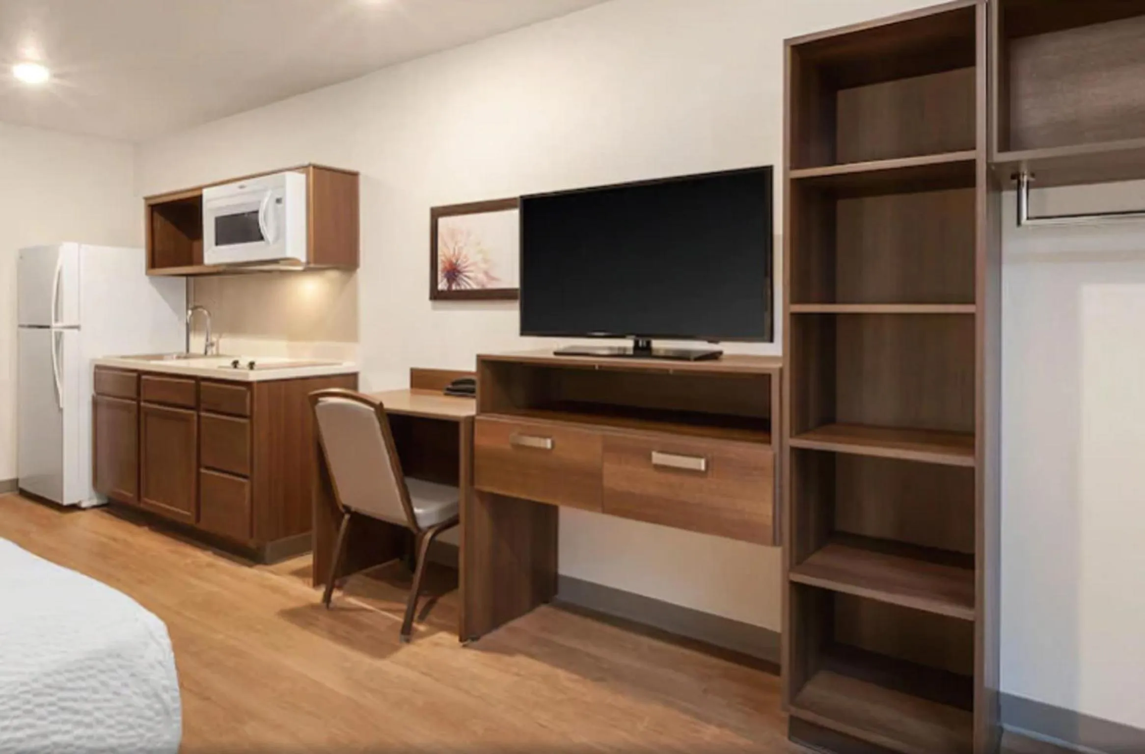 Bedroom, Bed in WoodSpring Suites Chattanooga