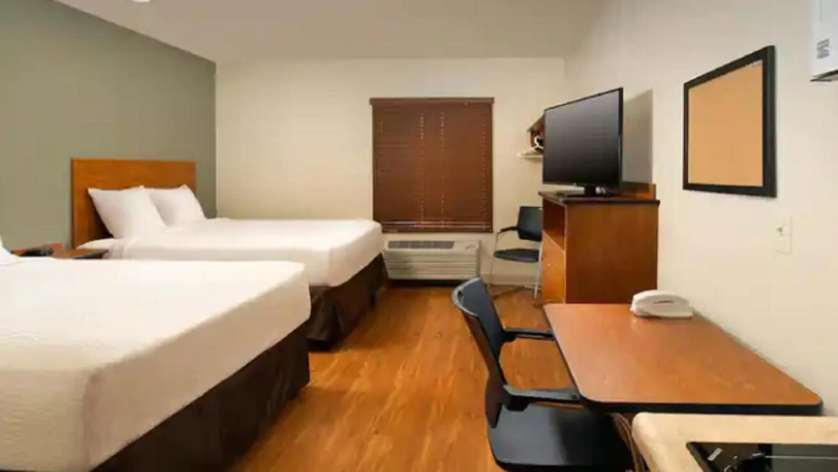 Photo of the whole room, Bed in WoodSpring Suites Chattanooga