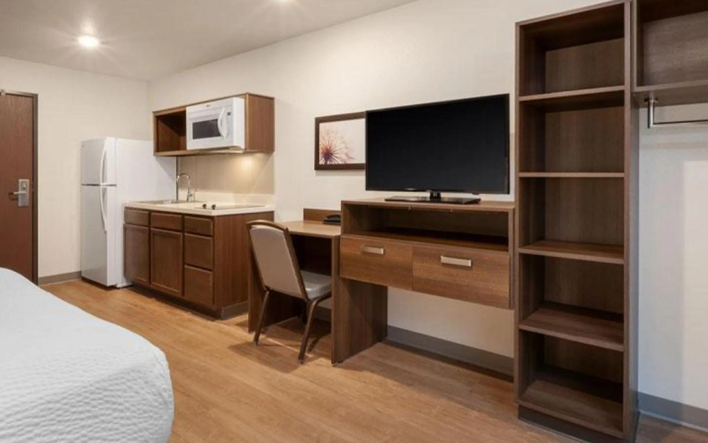 Kitchen or kitchenette, Bed in WoodSpring Suites Chattanooga