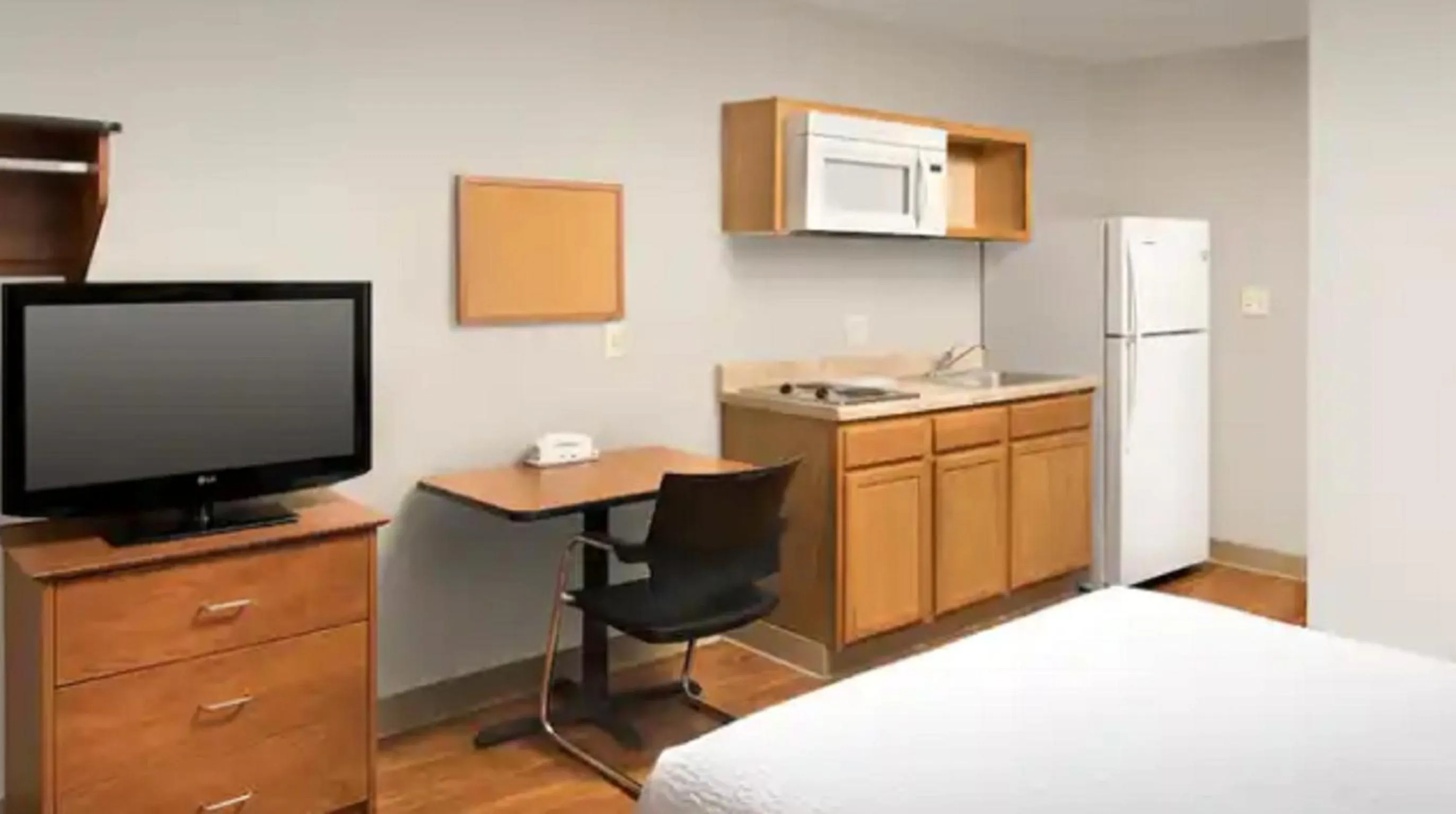 TV and multimedia, Bed in WoodSpring Suites Chattanooga