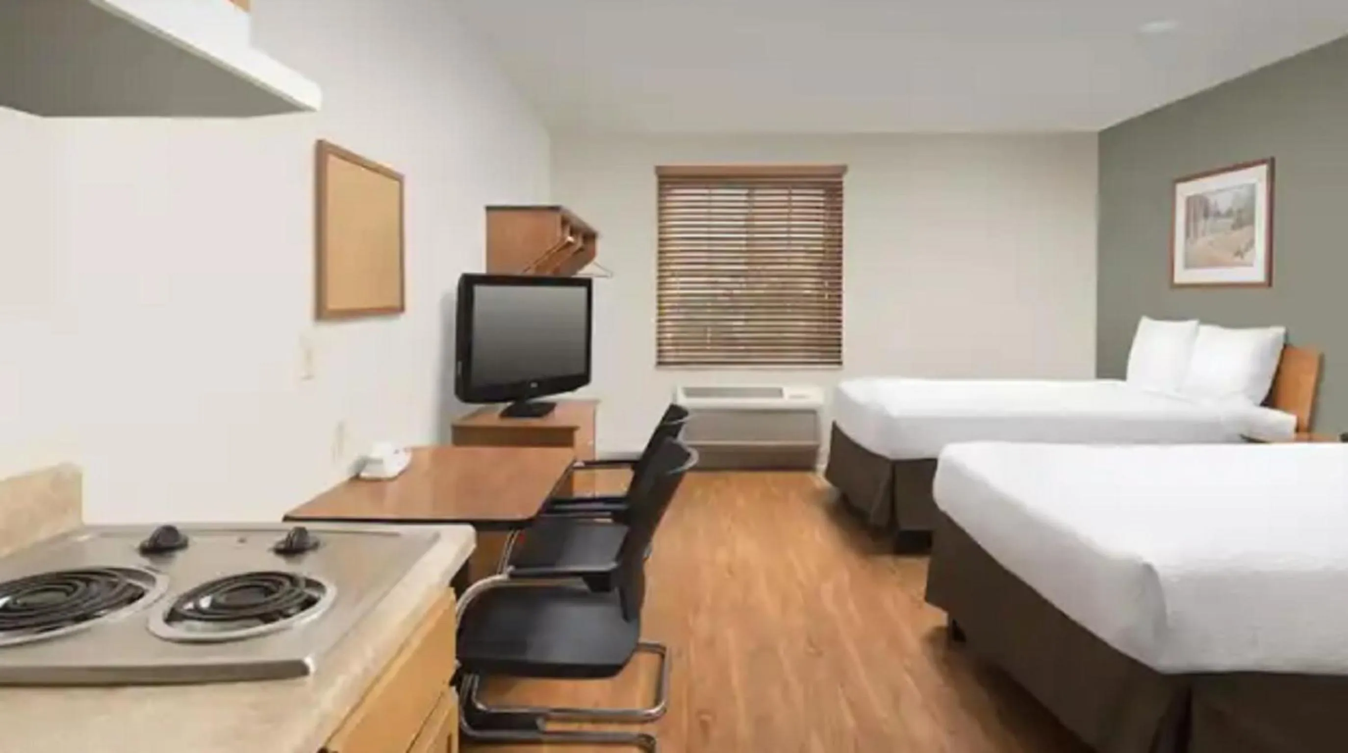 Photo of the whole room, Bed in WoodSpring Suites Chattanooga