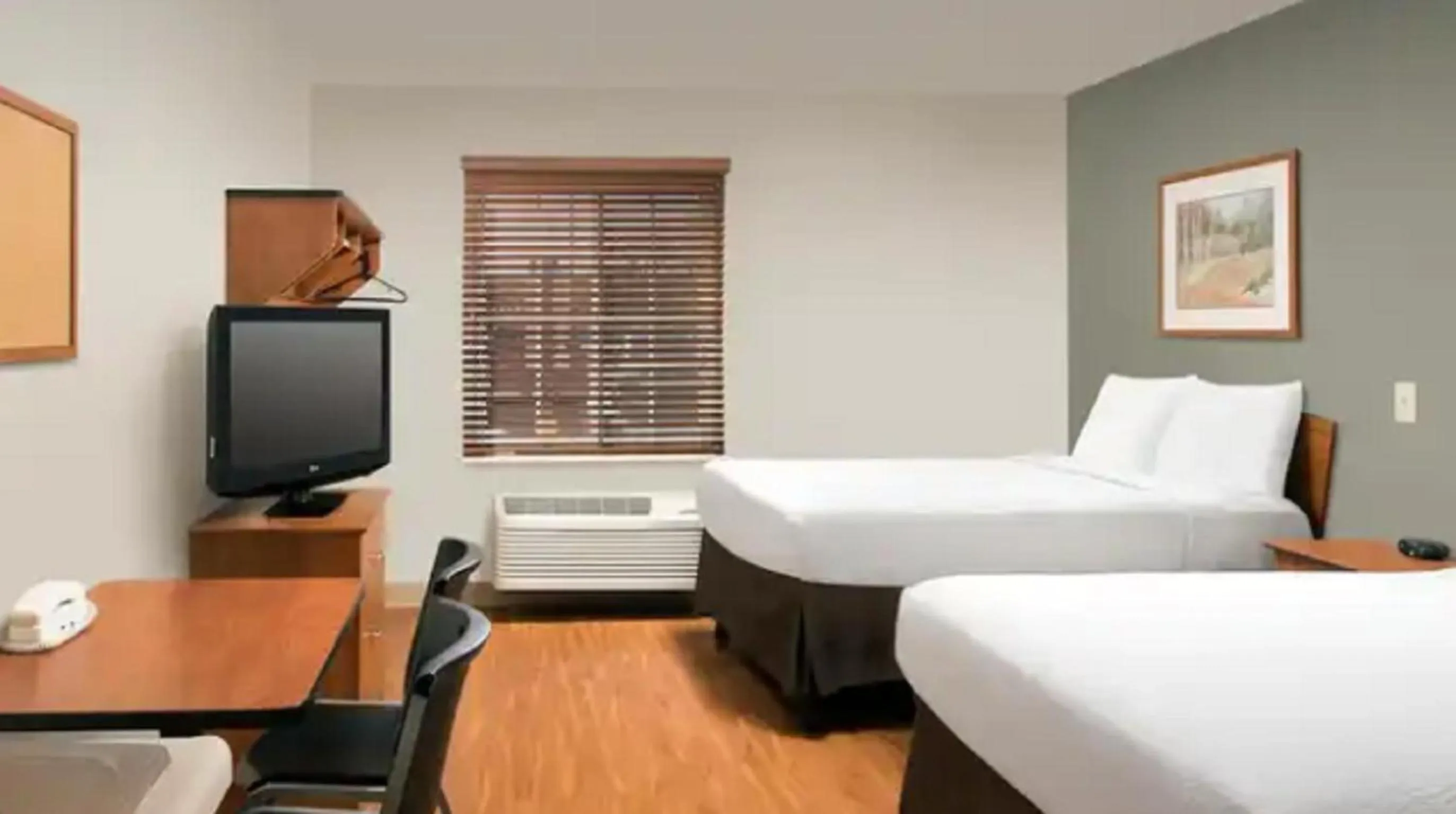 Photo of the whole room, Bed in WoodSpring Suites Chattanooga