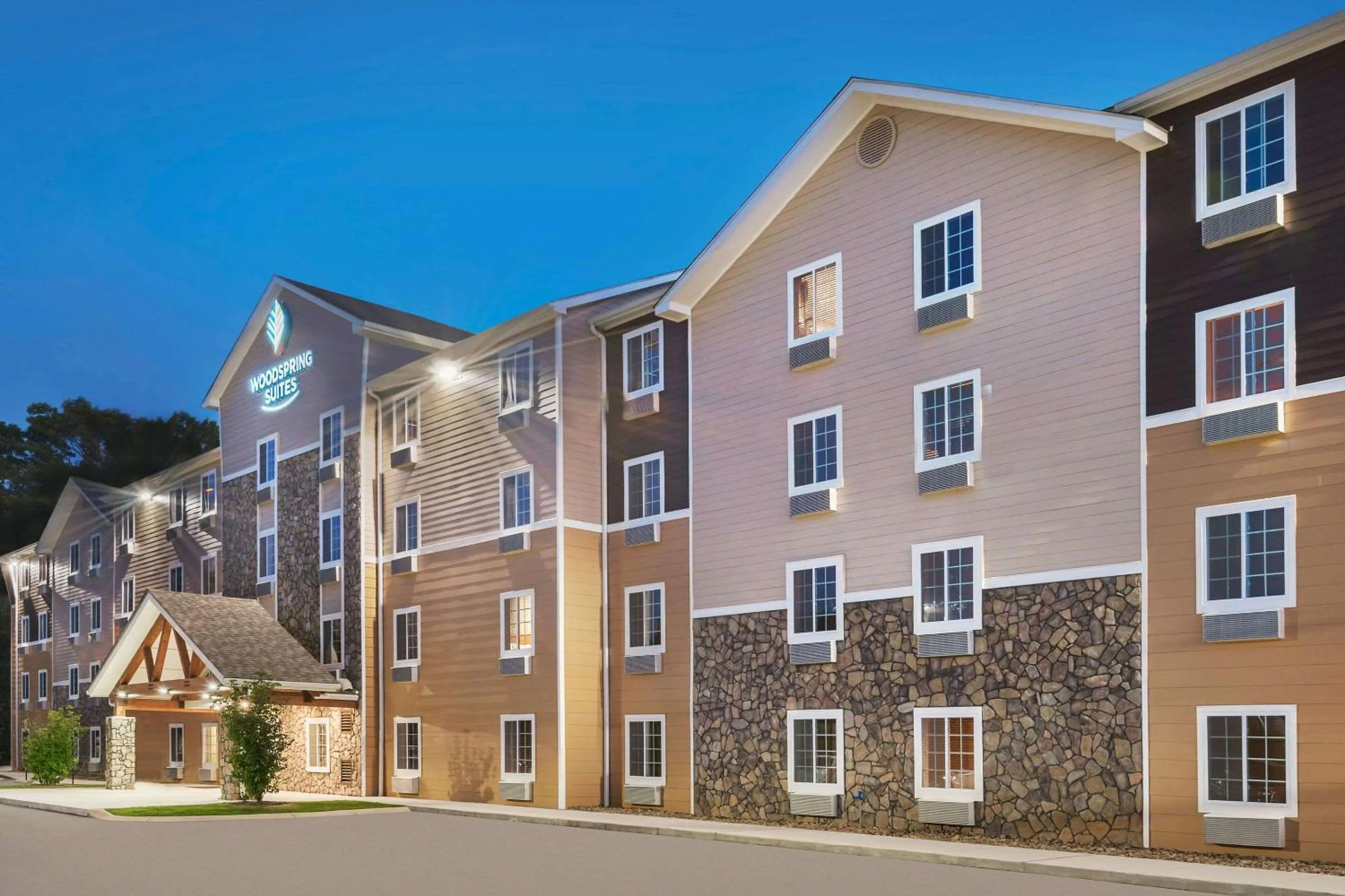 Property building in WoodSpring Suites Chattanooga