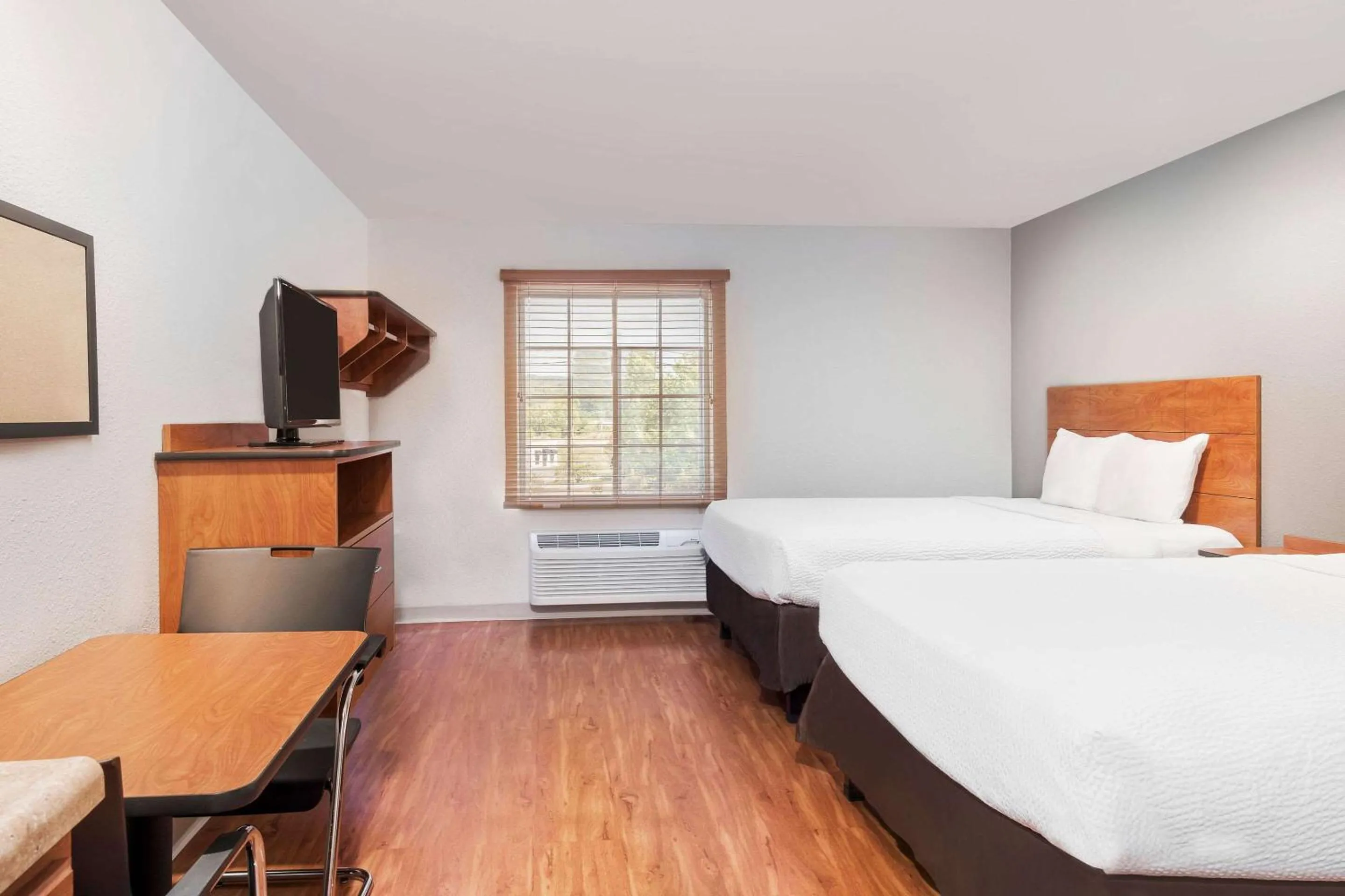 Photo of the whole room, Bed in WoodSpring Suites Chattanooga