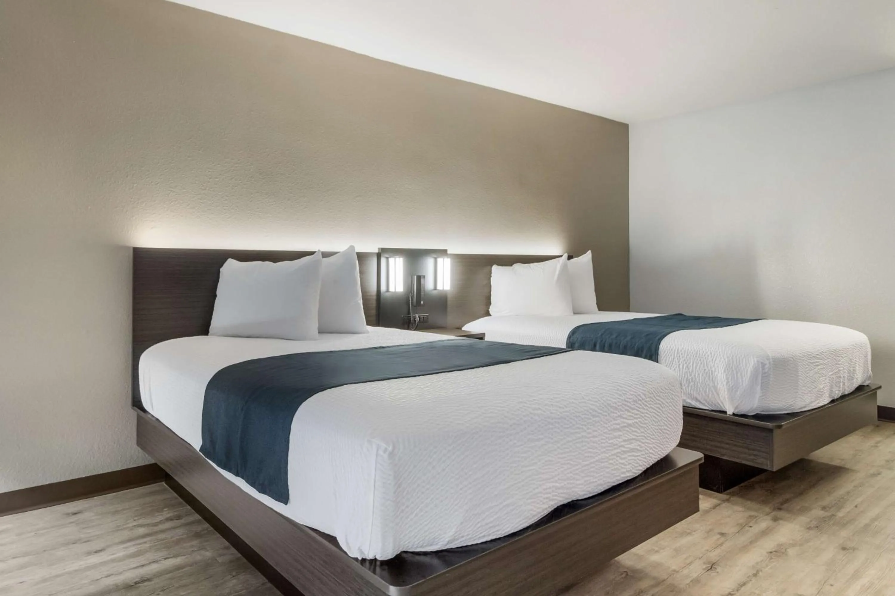 Photo of the whole room, Bed in Motel 6 Groves, Tx