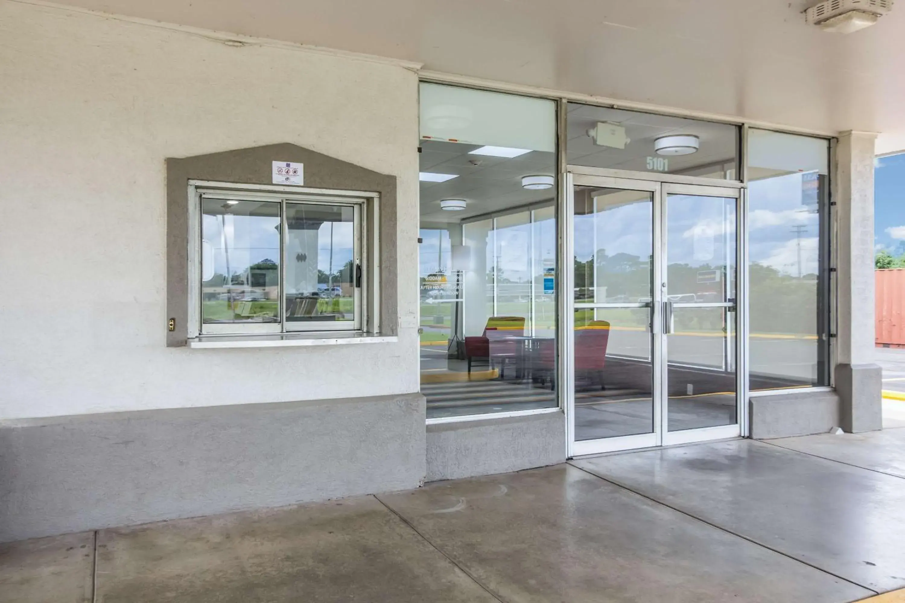 Property building in Motel 6 Groves, Tx Property building in Motel 6 Groves, Tx