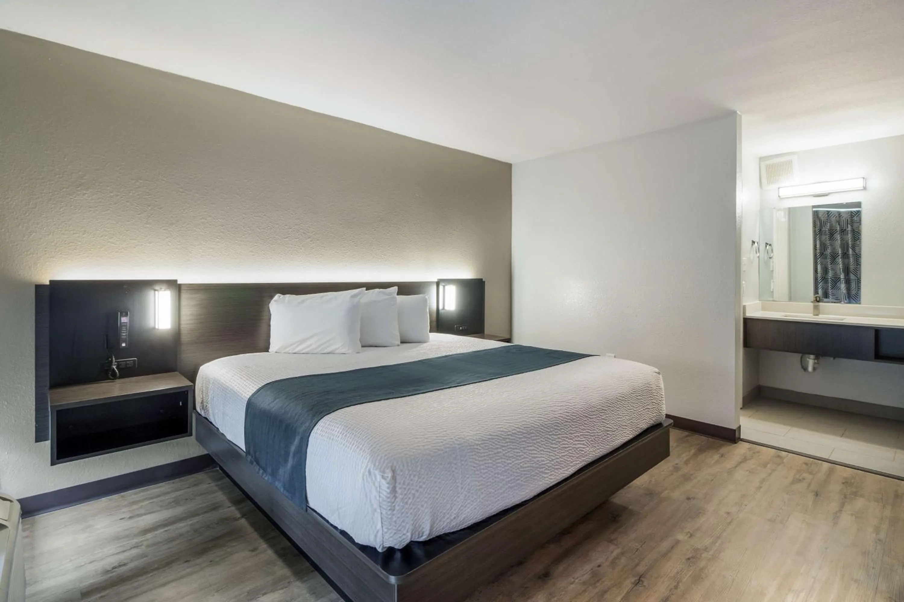 Photo of the whole room, Bed in Motel 6 Groves, Tx