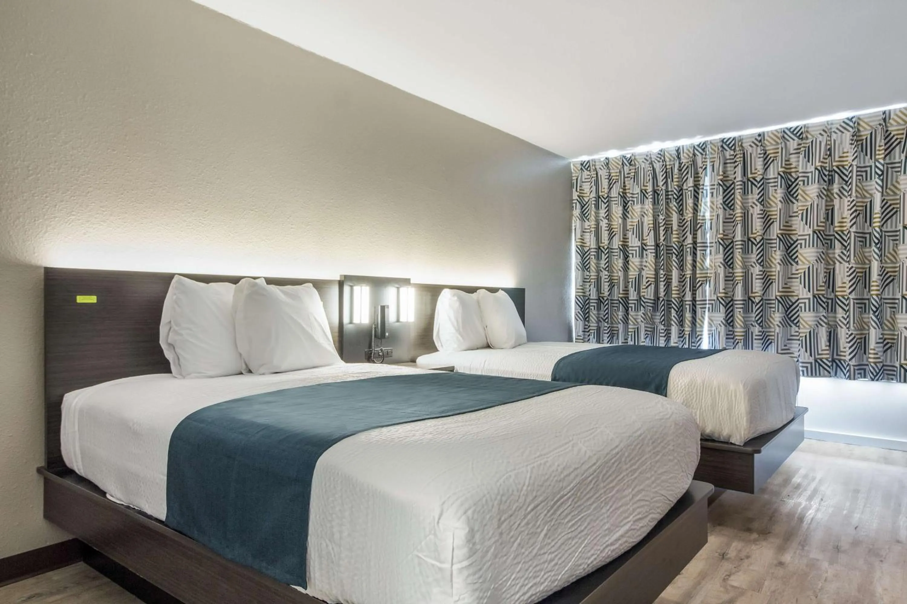 Photo of the whole room, Bed in Motel 6 Groves, Tx