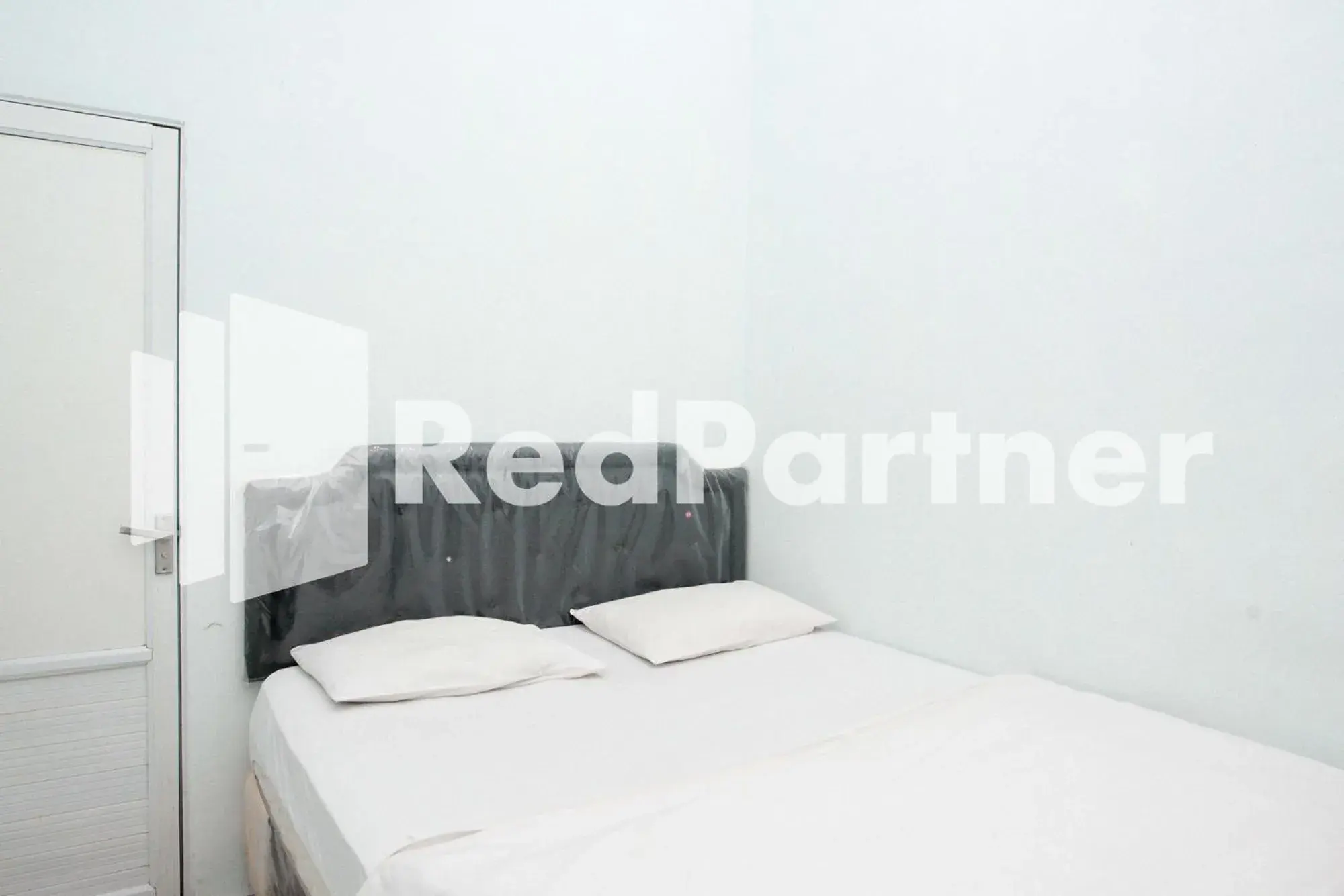 Superior Double Room in Happy Inn Puspo Mitra RedDoorz Superior Double Room in Happy Inn Puspo Mitra RedDoorz