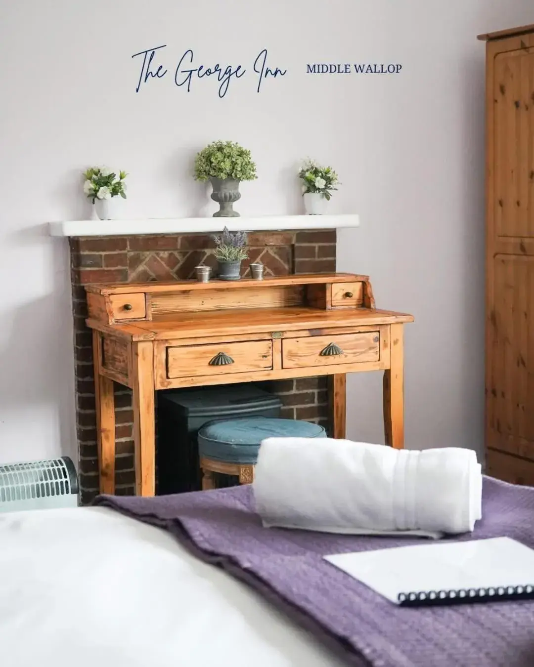 Property building, Bed in The George Inn Middle Wallop Property building, Bed in The George Inn Middle Wallop