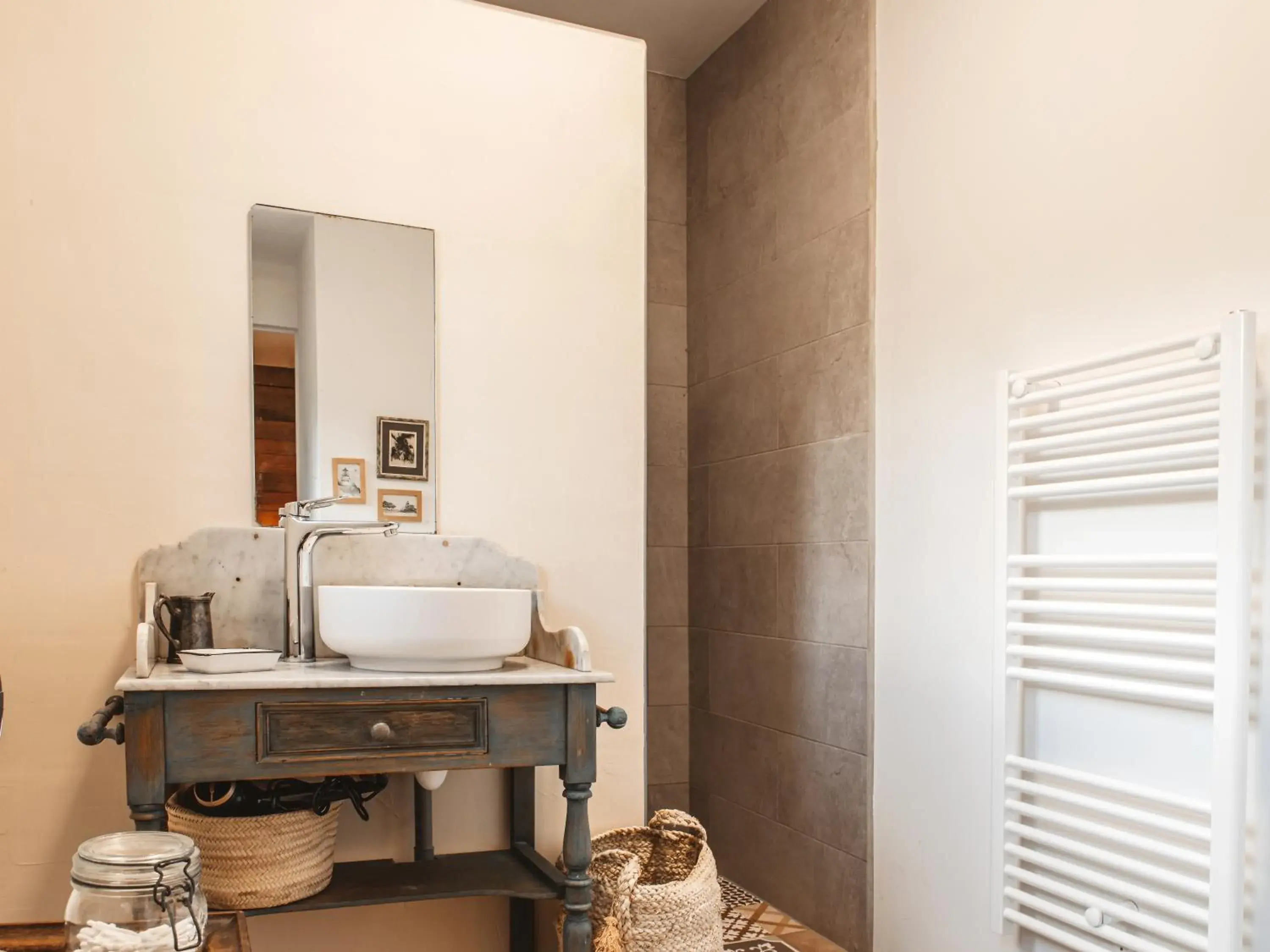 Large Double Room - single occupancy in La Petite Auberge de Virginie Large Double Room - single occupancy in La Petite Auberge de Virginie