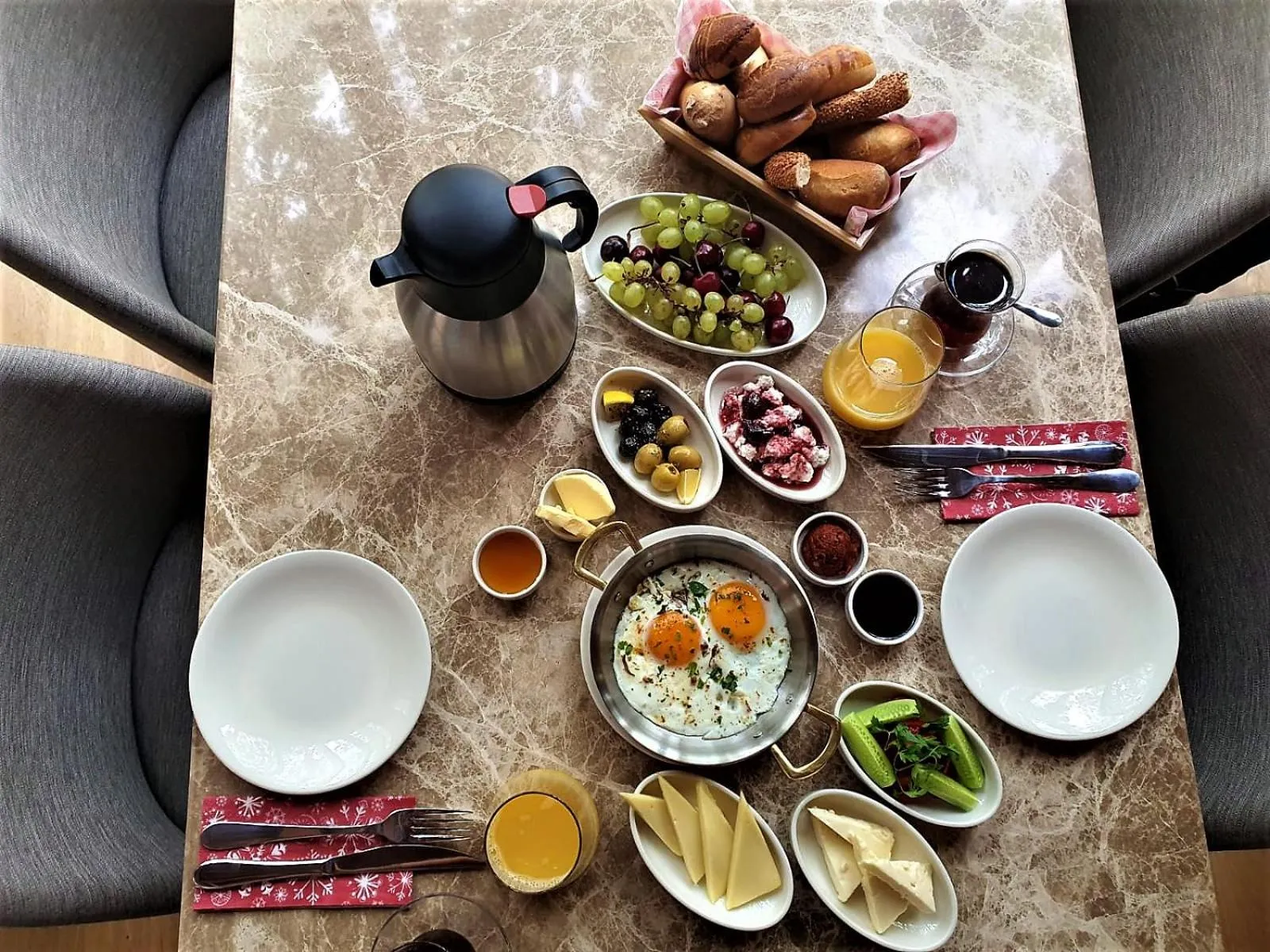 Breakfast in LONGOSPHERE GLAMPING