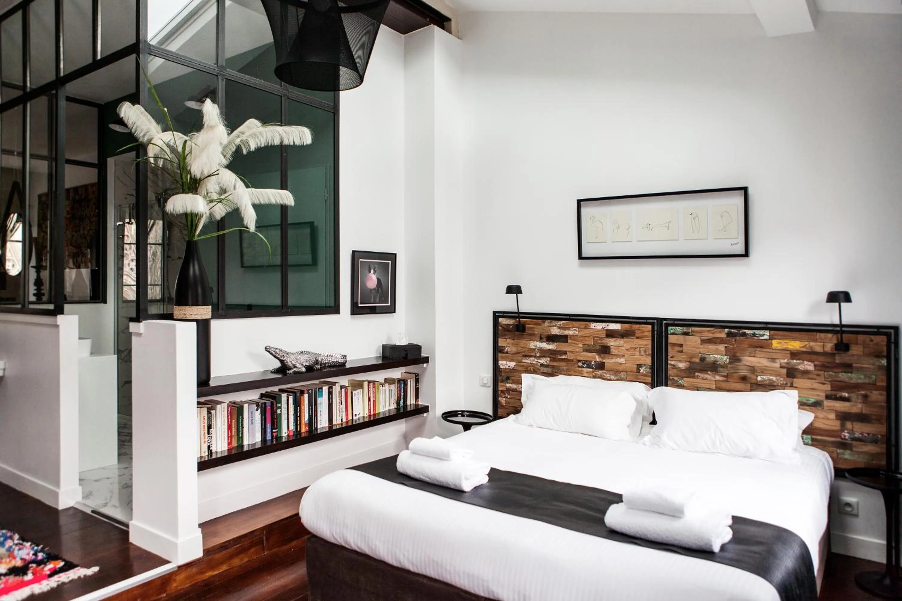 Photo of the whole room, Bed in Une Chambre Chez Dupont