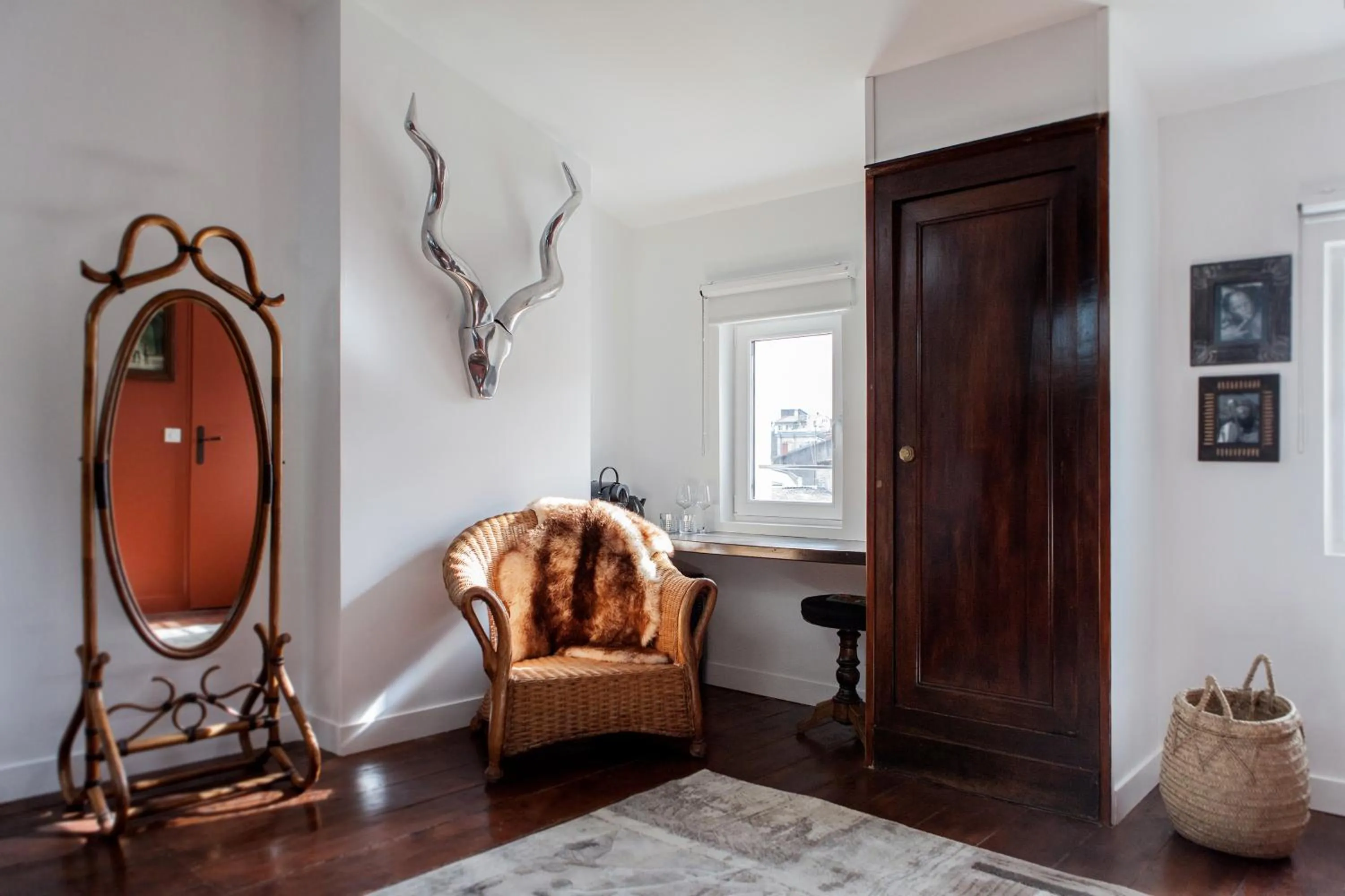 Decorative detail in Une Chambre Chez Dupont