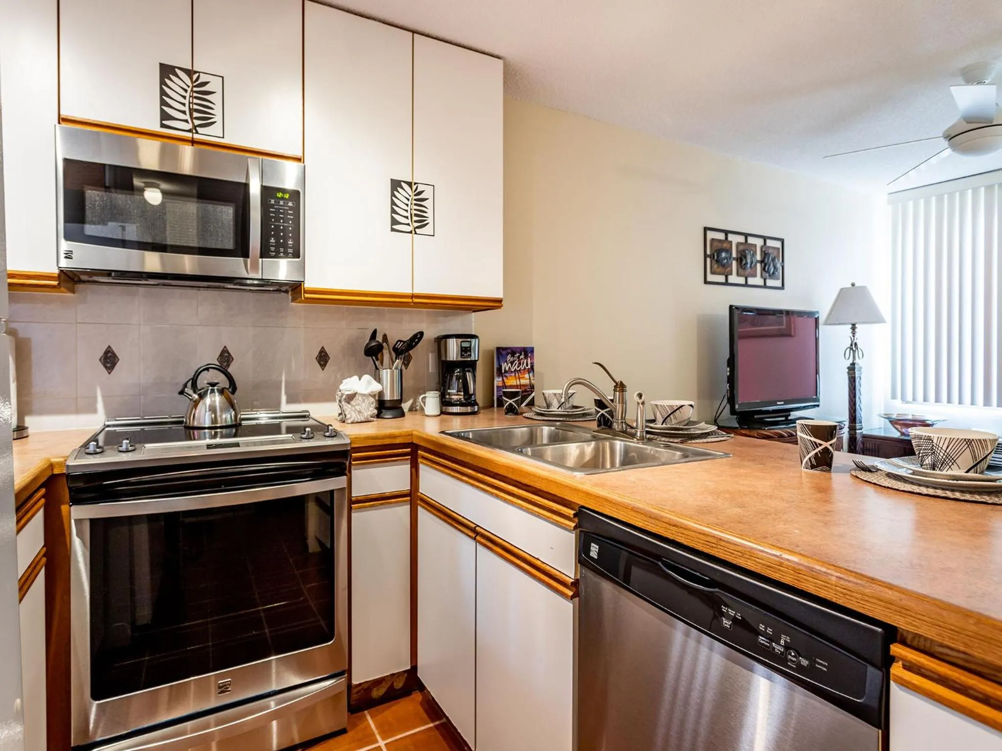 Kitchen or kitchenette in Wailea Ekahi 52B