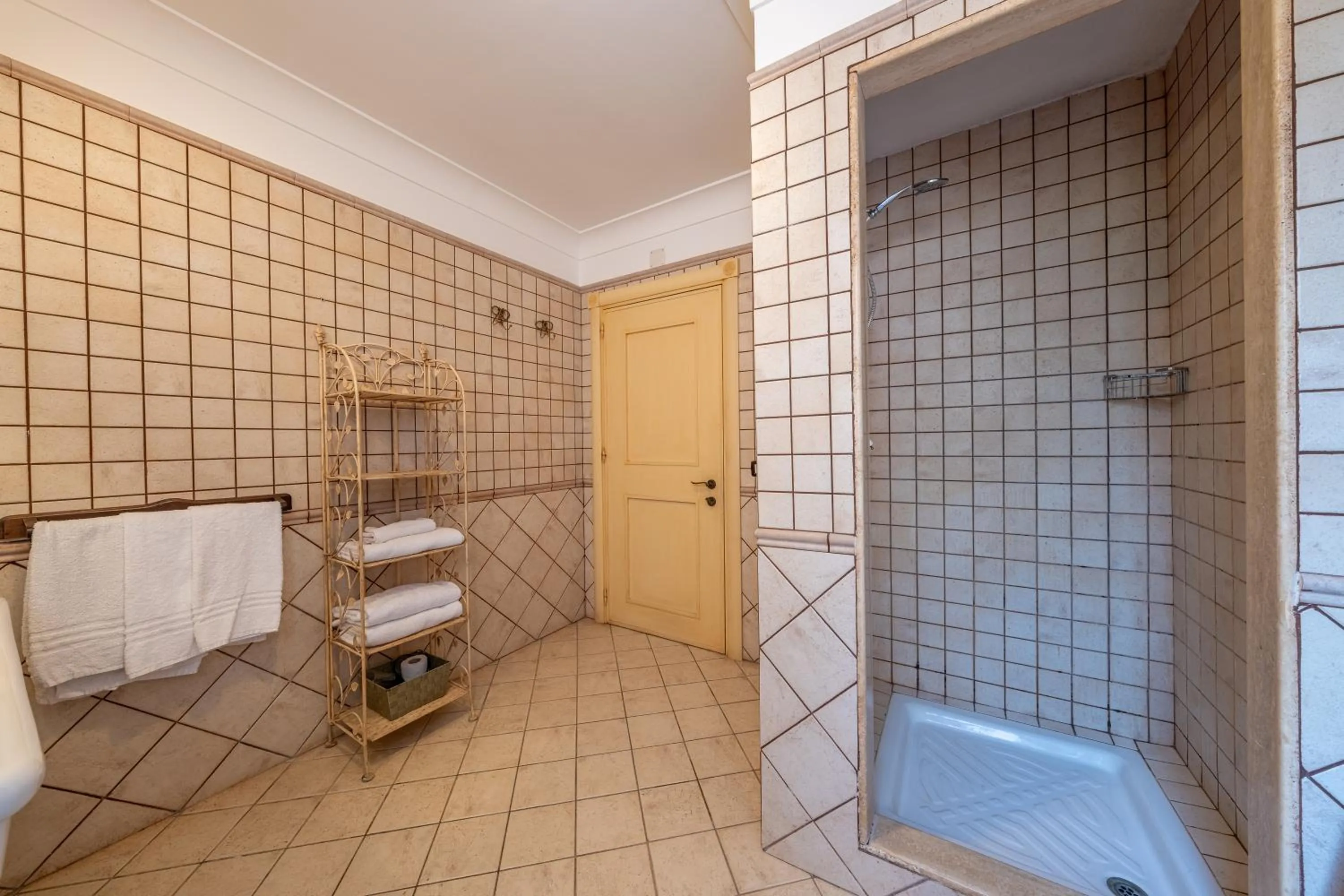 Bathroom in Villa Carlotta Resort