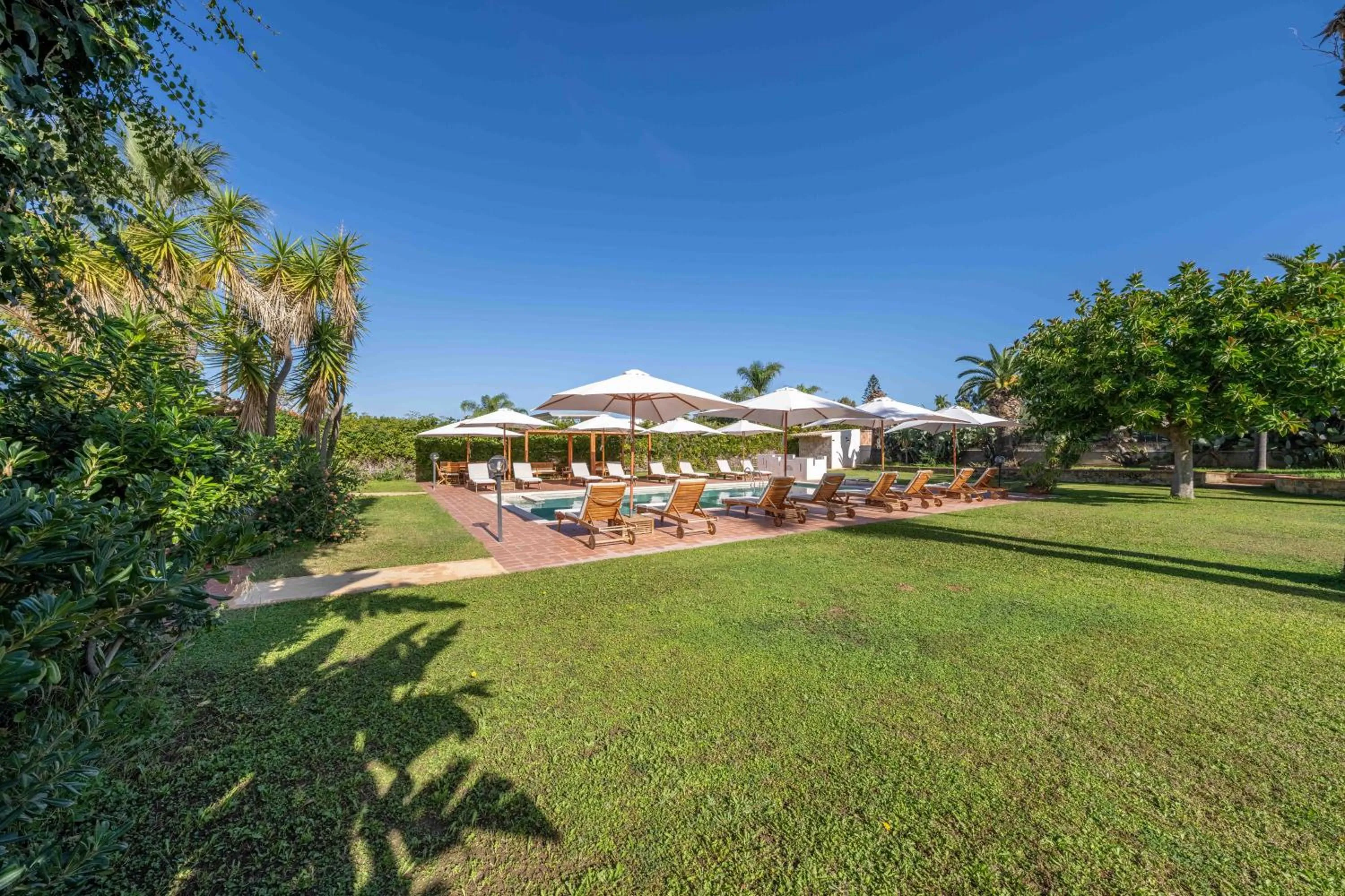 Garden in Villa Carlotta Resort