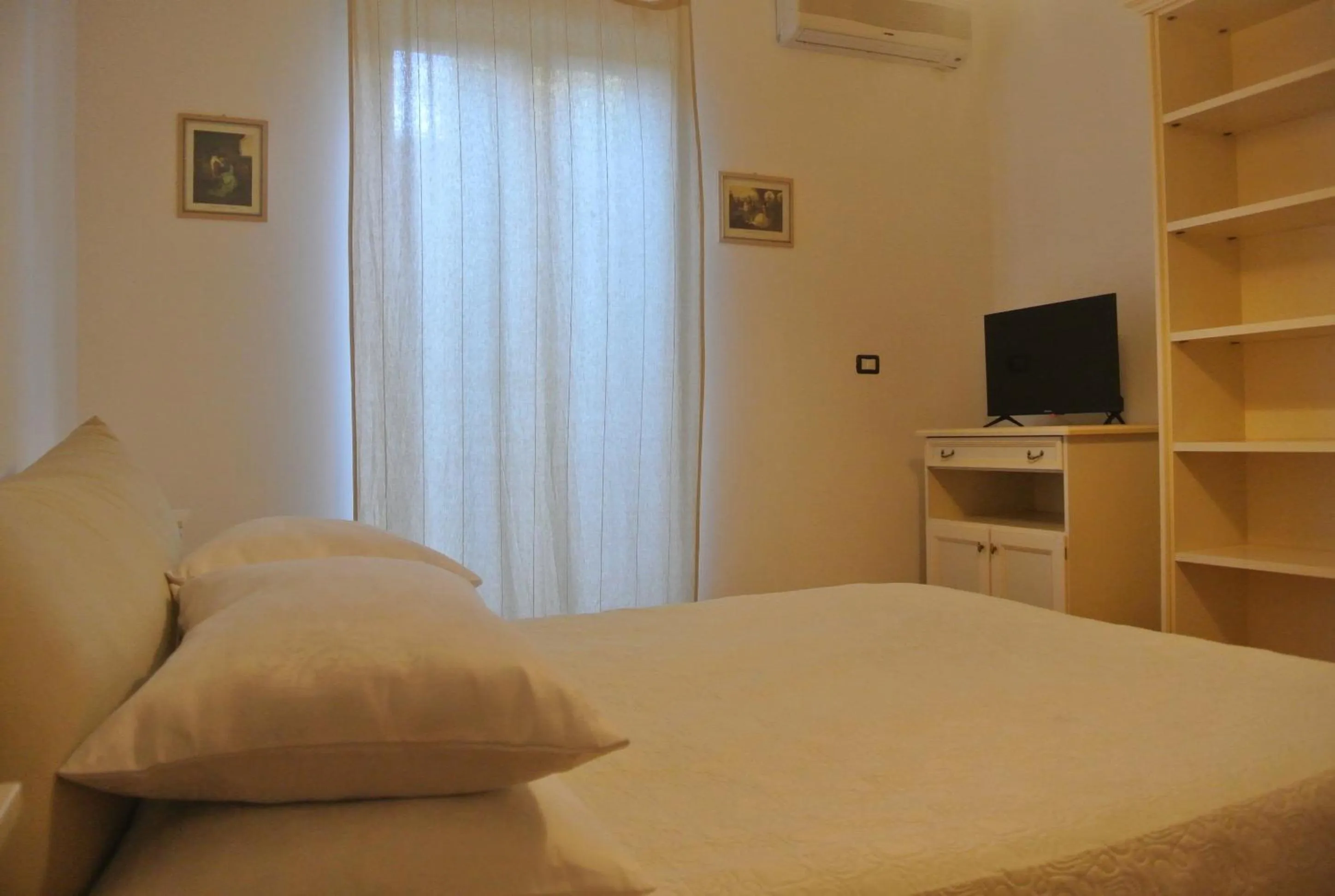 Bedroom, Bed in Villa Carlotta Resort