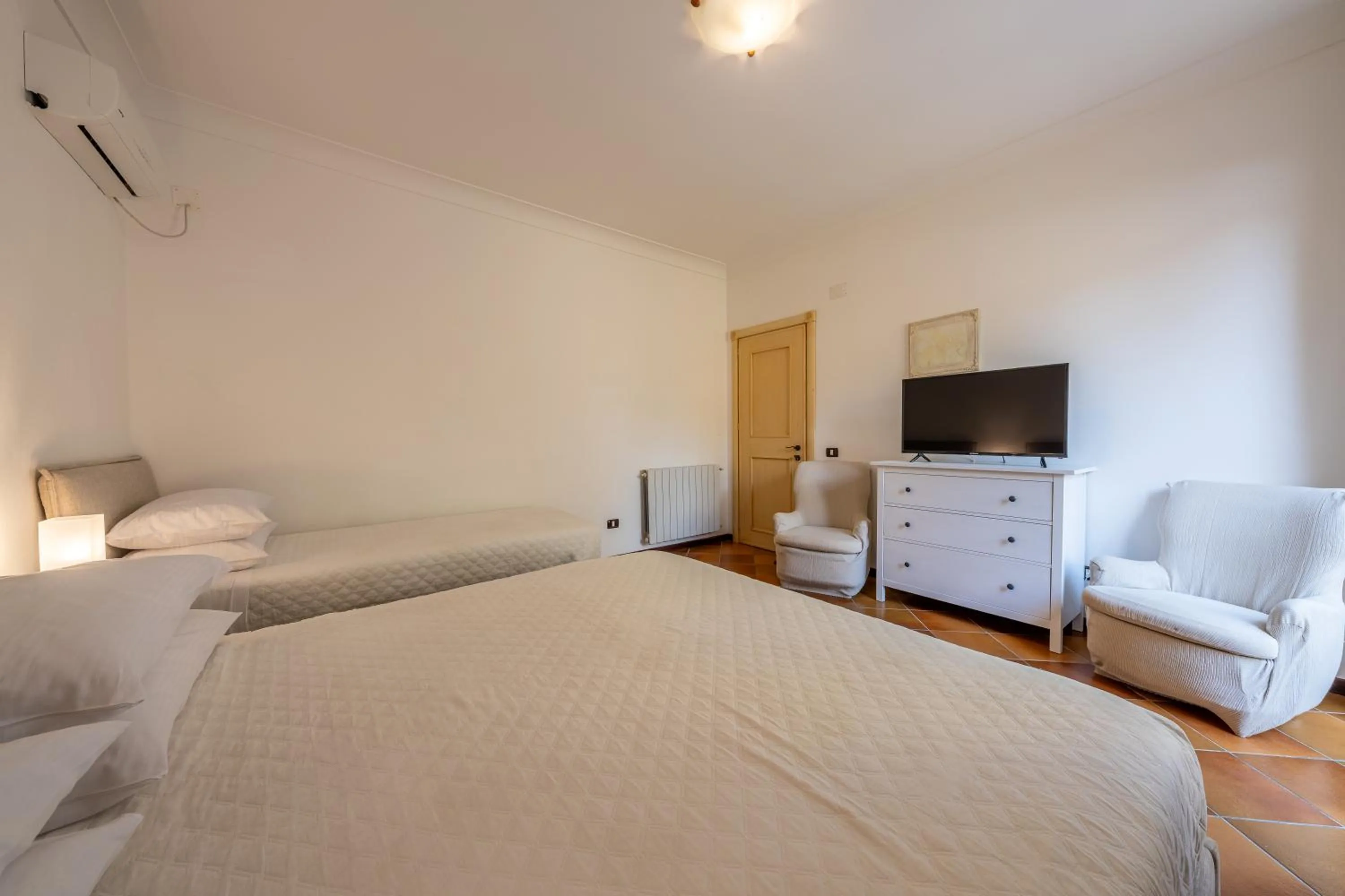 Photo of the whole room, Bed in Villa Carlotta Resort