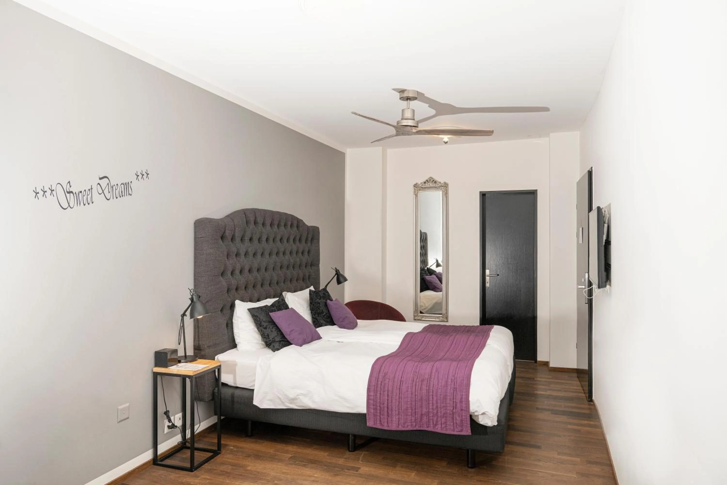 Photo of the whole room, Bed in Boutique Hotel Weisses Kreuz - Adult only Hotel