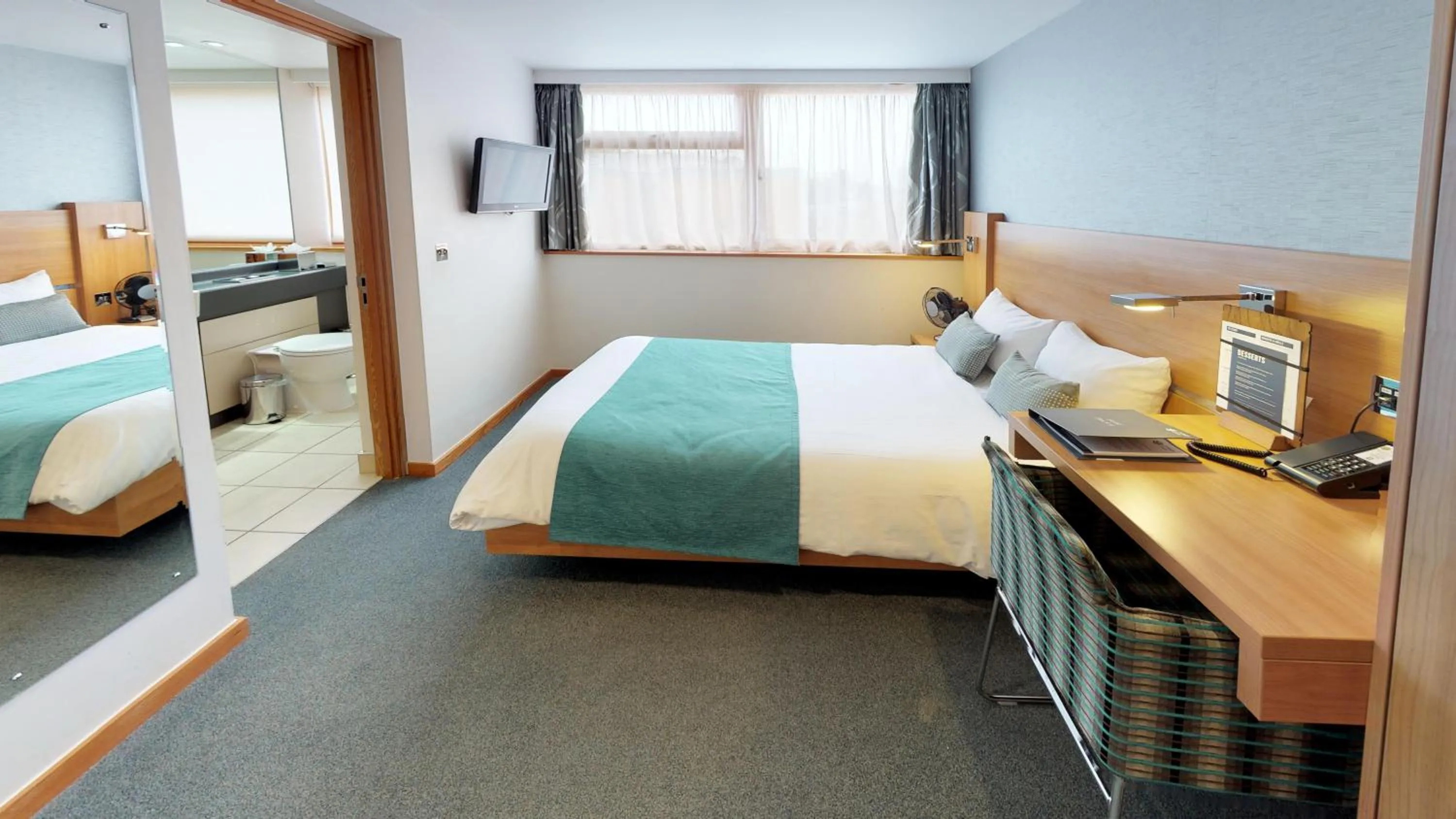 Photo of the whole room in College Court Hotel