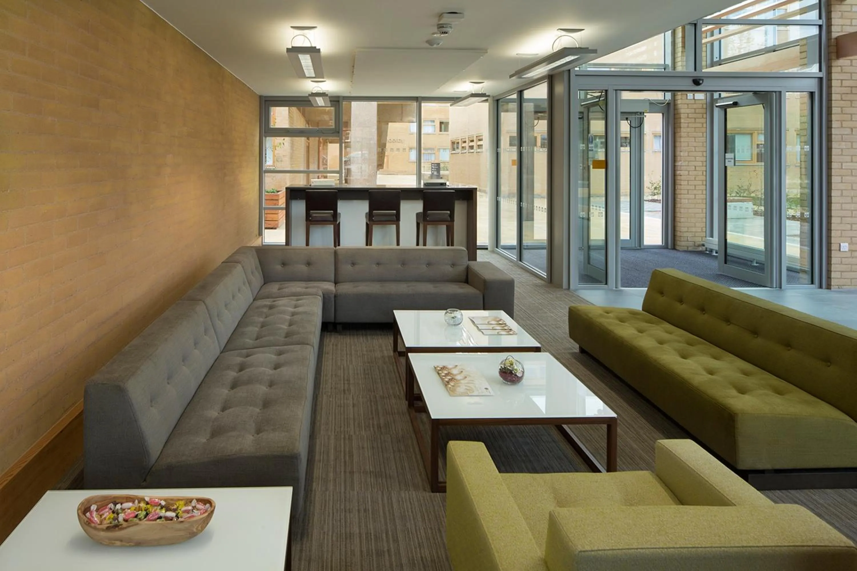 Communal lounge/ TV room in College Court Hotel