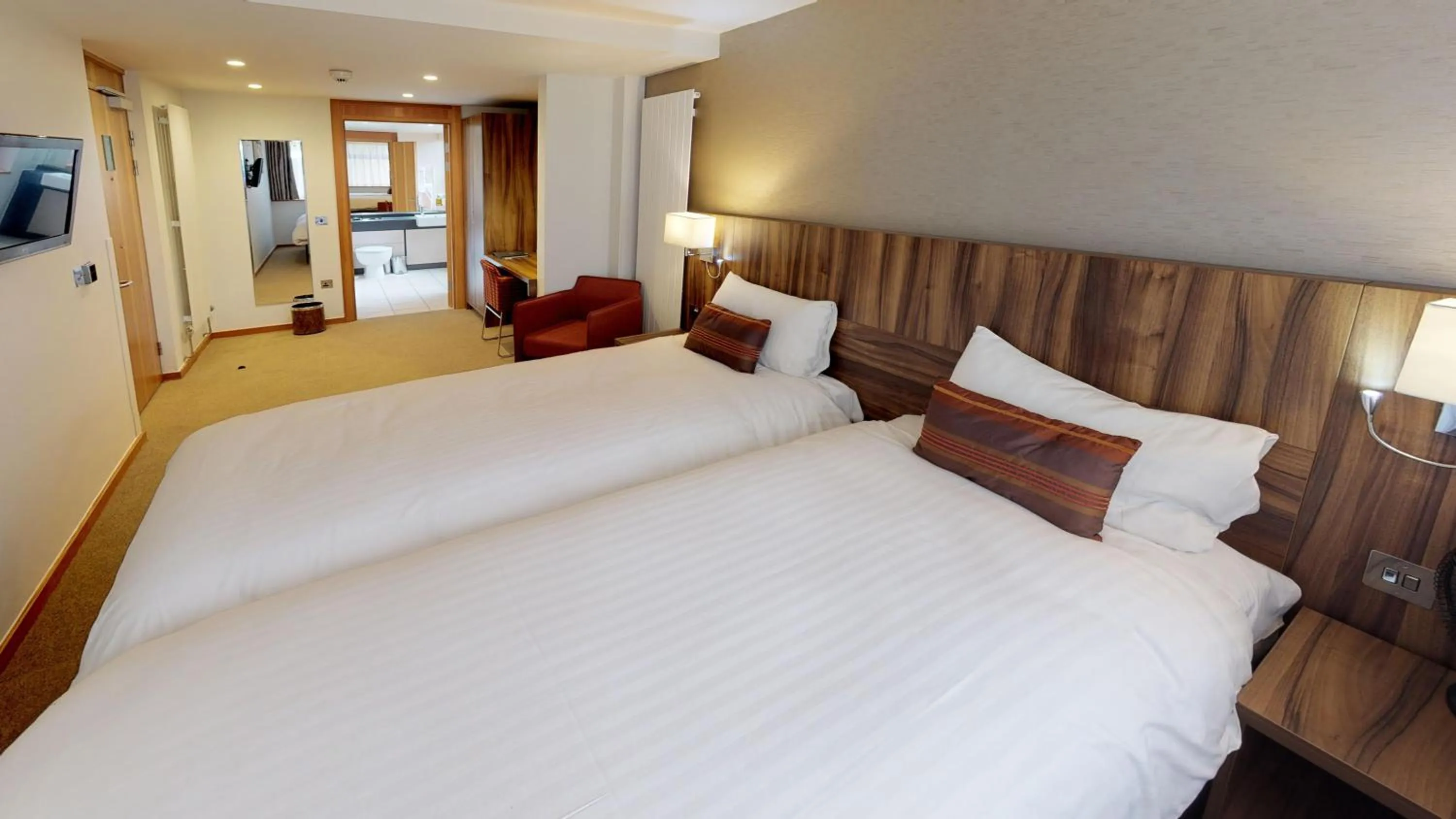 Photo of the whole room in College Court Hotel