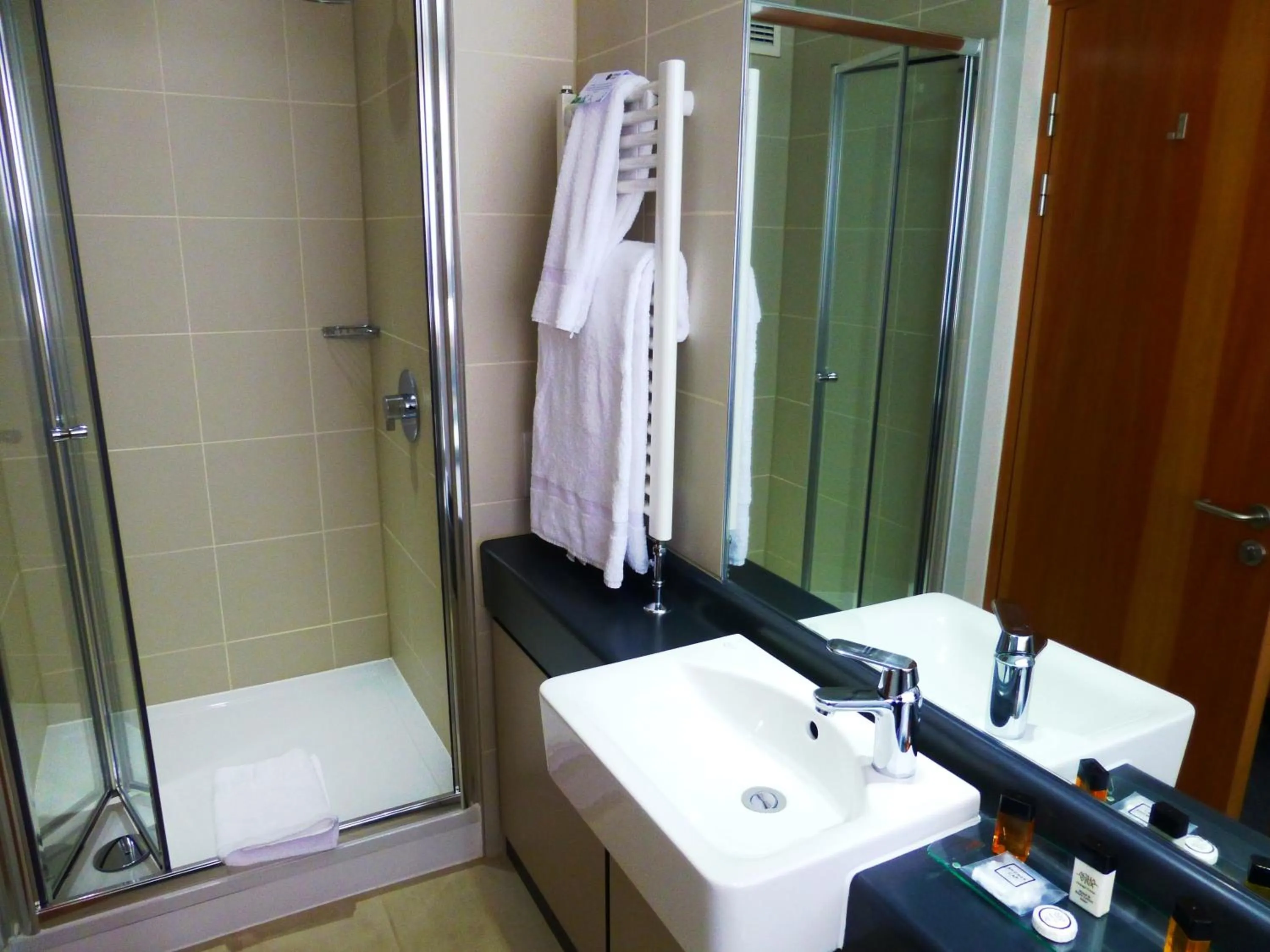 Bathroom in College Court Hotel