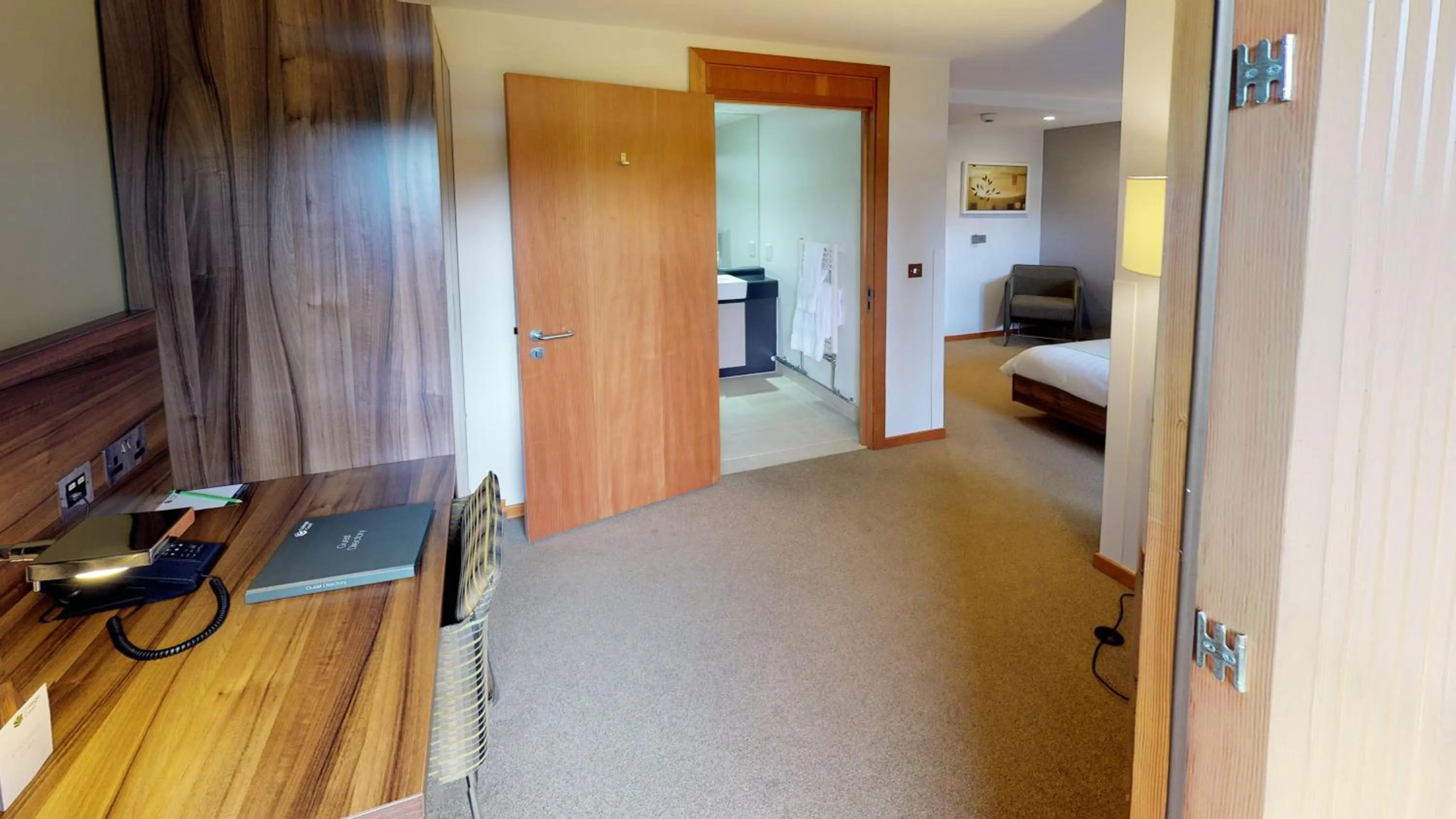 Photo of the whole room in College Court Hotel