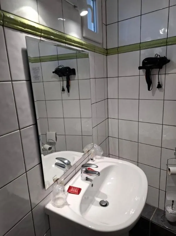 Bathroom in Le Crist'Al, hôtel climatisé, front de mer, proche du centre ville, et solution de restauration