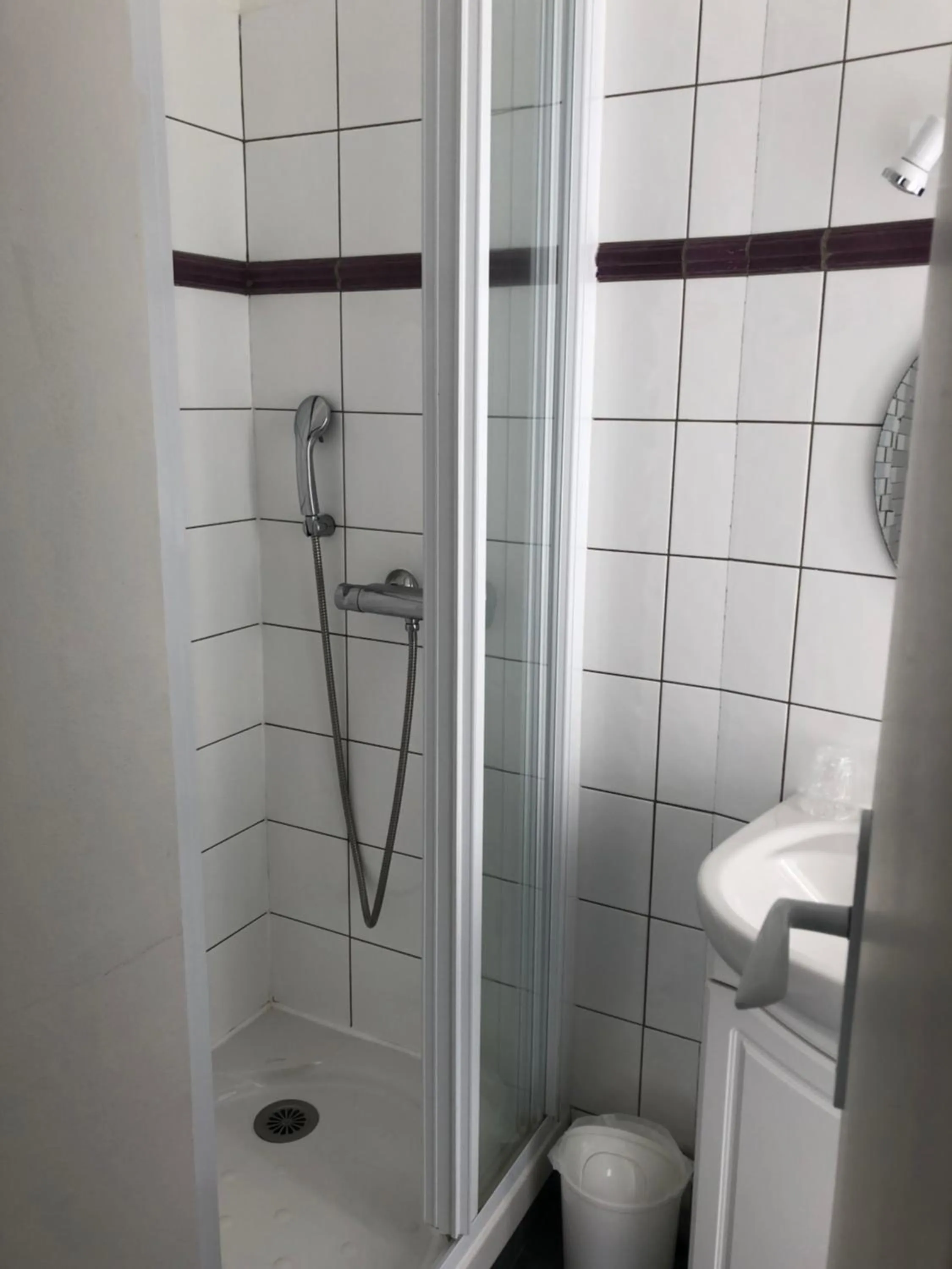 Shower in Le Crist'Al, hôtel climatisé, front de mer, proche du centre ville, et solution de restauration