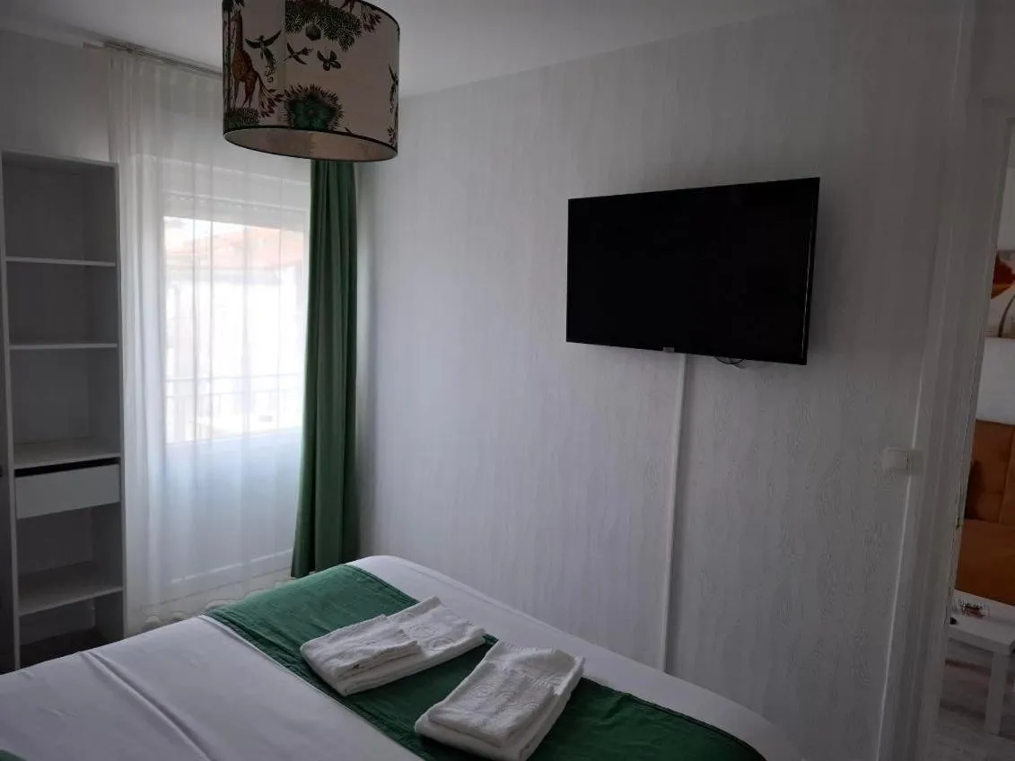 TV and multimedia, Bed in Le Crist'Al, hôtel climatisé, front de mer, proche du centre ville, et solution de restauration