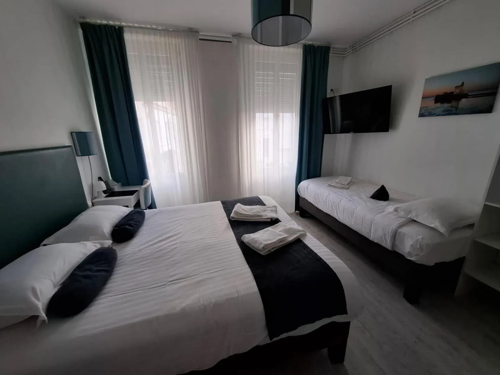 Photo of the whole room, Bed in Le Crist'Al, hôtel climatisé, front de mer, proche du centre ville, et solution de restauration