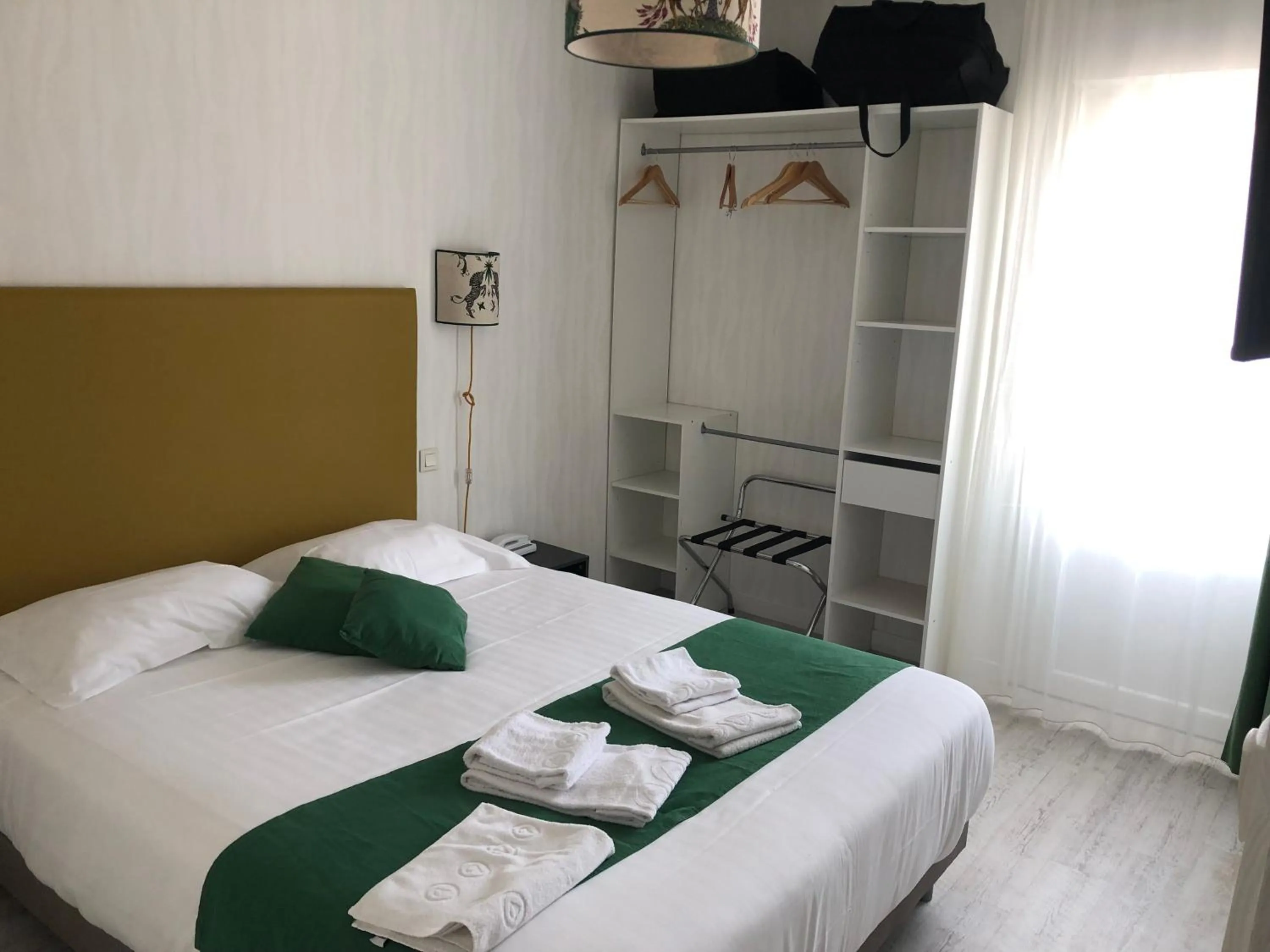 Bed in Le Crist'Al, hôtel climatisé, front de mer, proche du centre ville, et solution de restauration