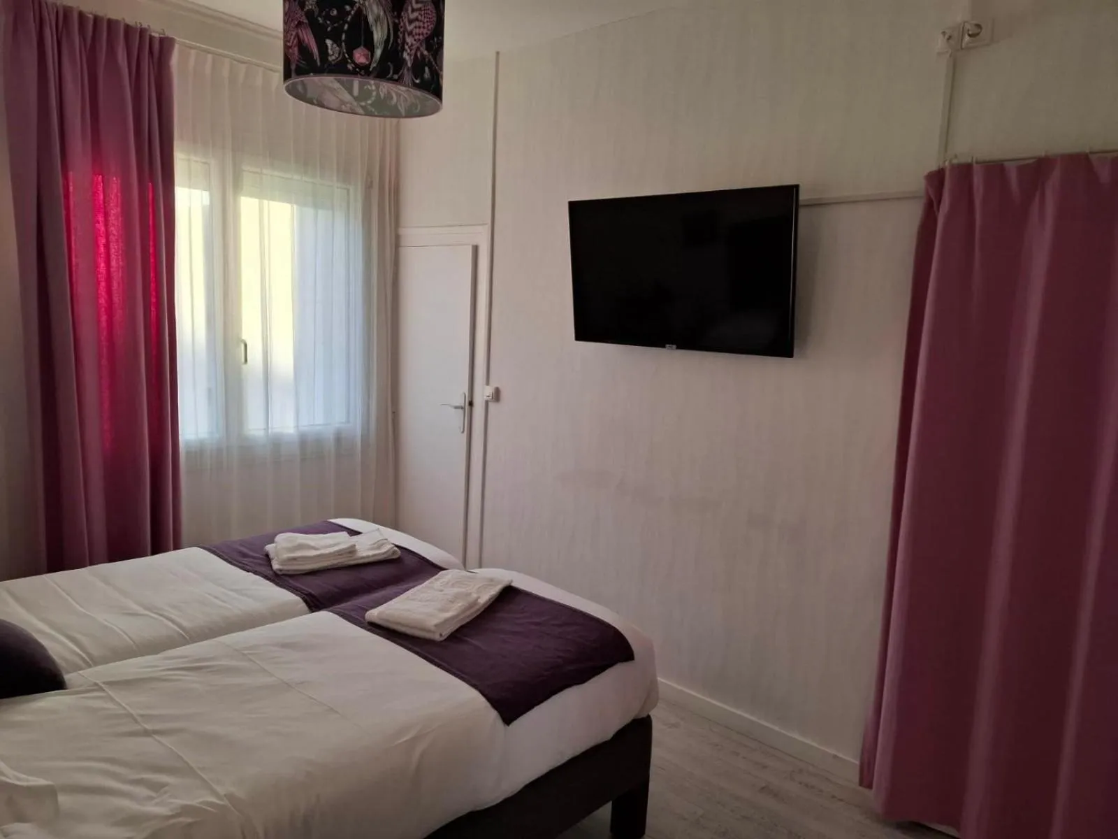 TV and multimedia, Bed in Le Crist'Al, hôtel climatisé, front de mer, proche du centre ville, et solution de restauration