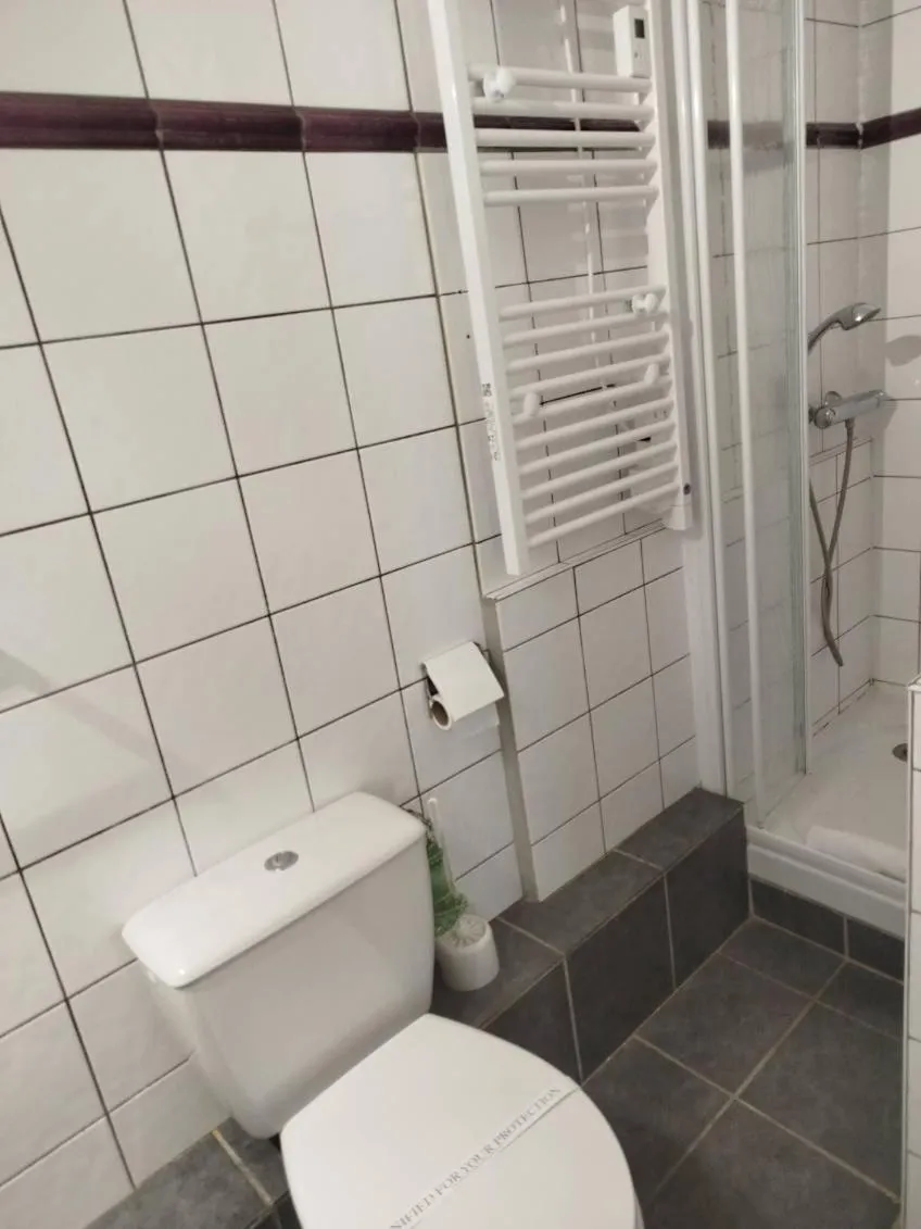 Shower in Le Crist'Al, hôtel climatisé, front de mer, proche du centre ville, et solution de restauration