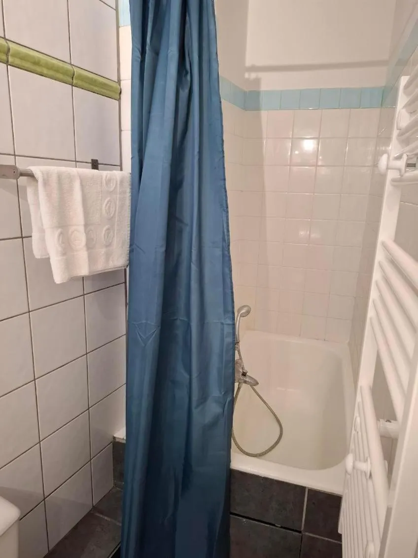 Bathroom in Le Crist'Al, hôtel climatisé, front de mer, proche du centre ville, et solution de restauration