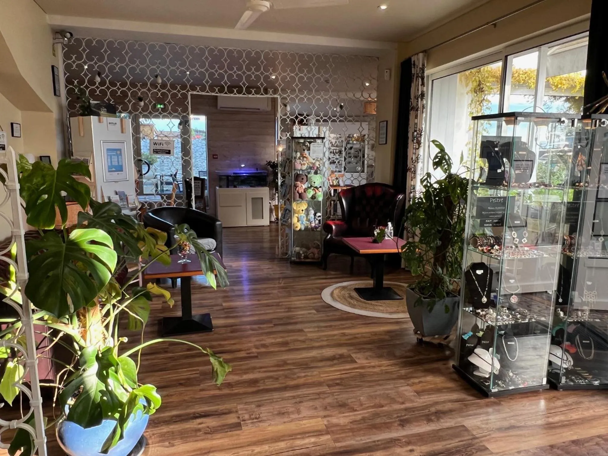 Property building in Le Crist'Al, hôtel climatisé, front de mer, proche du centre ville, et solution de restauration