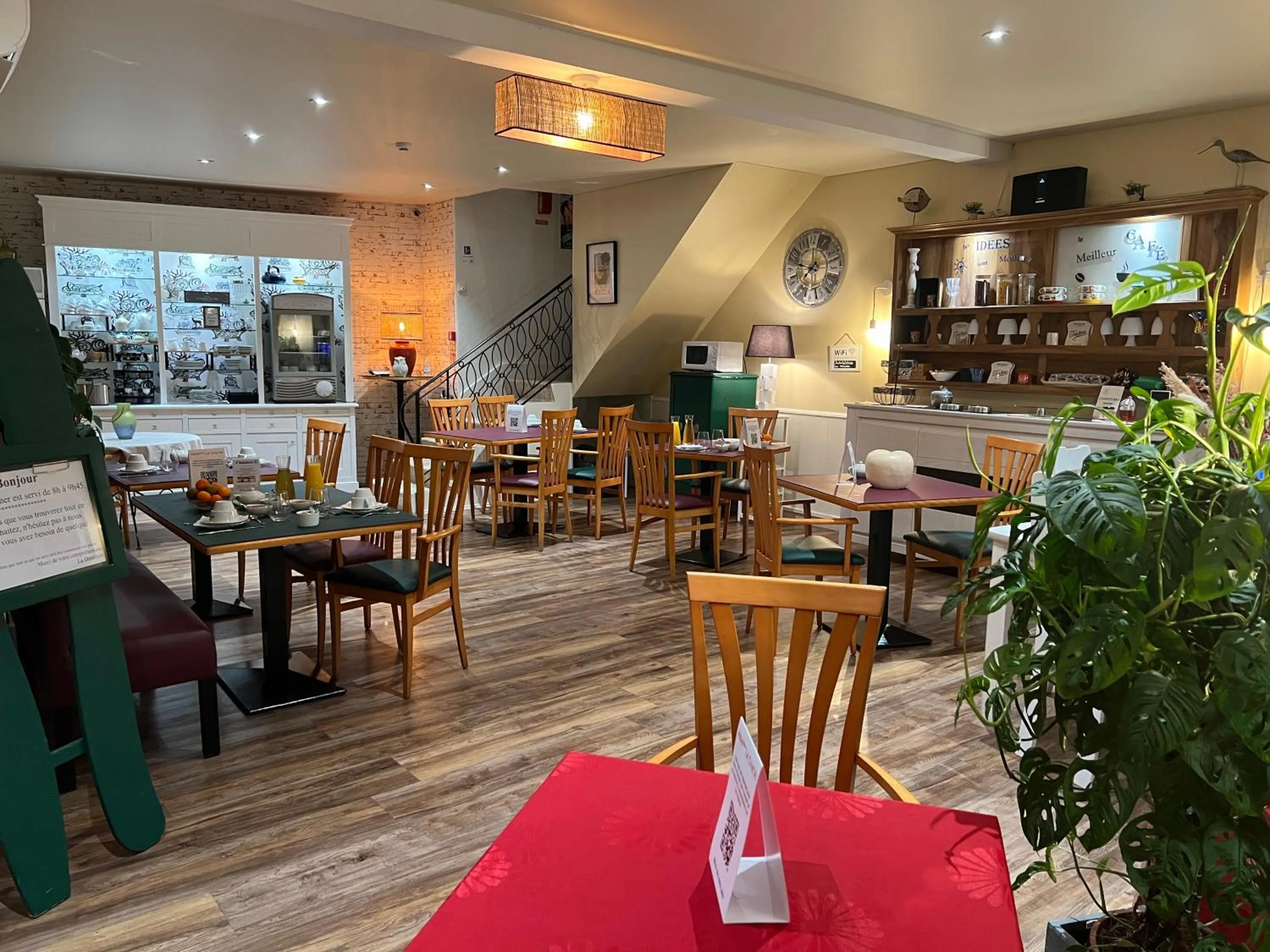 Restaurant/places to eat in Le Crist'Al, hôtel climatisé, front de mer, proche du centre ville, et solution de restauration